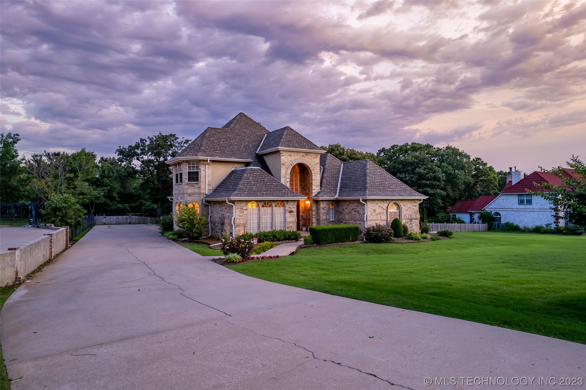 4704 W Oak Leaf Drive