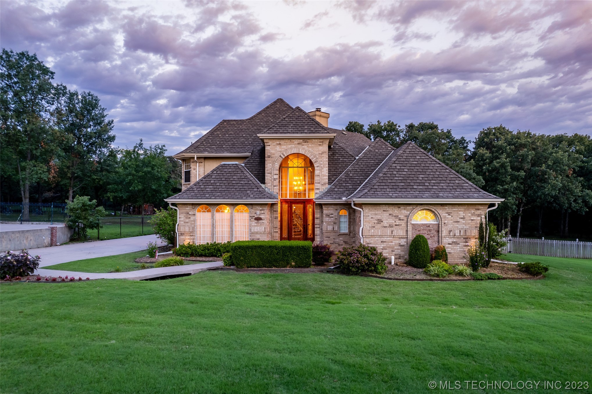 4704 W Oak Leaf Drive