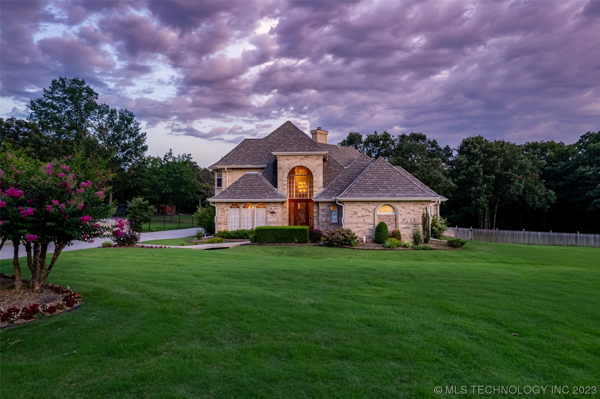 4704 W Oak Leaf Drive