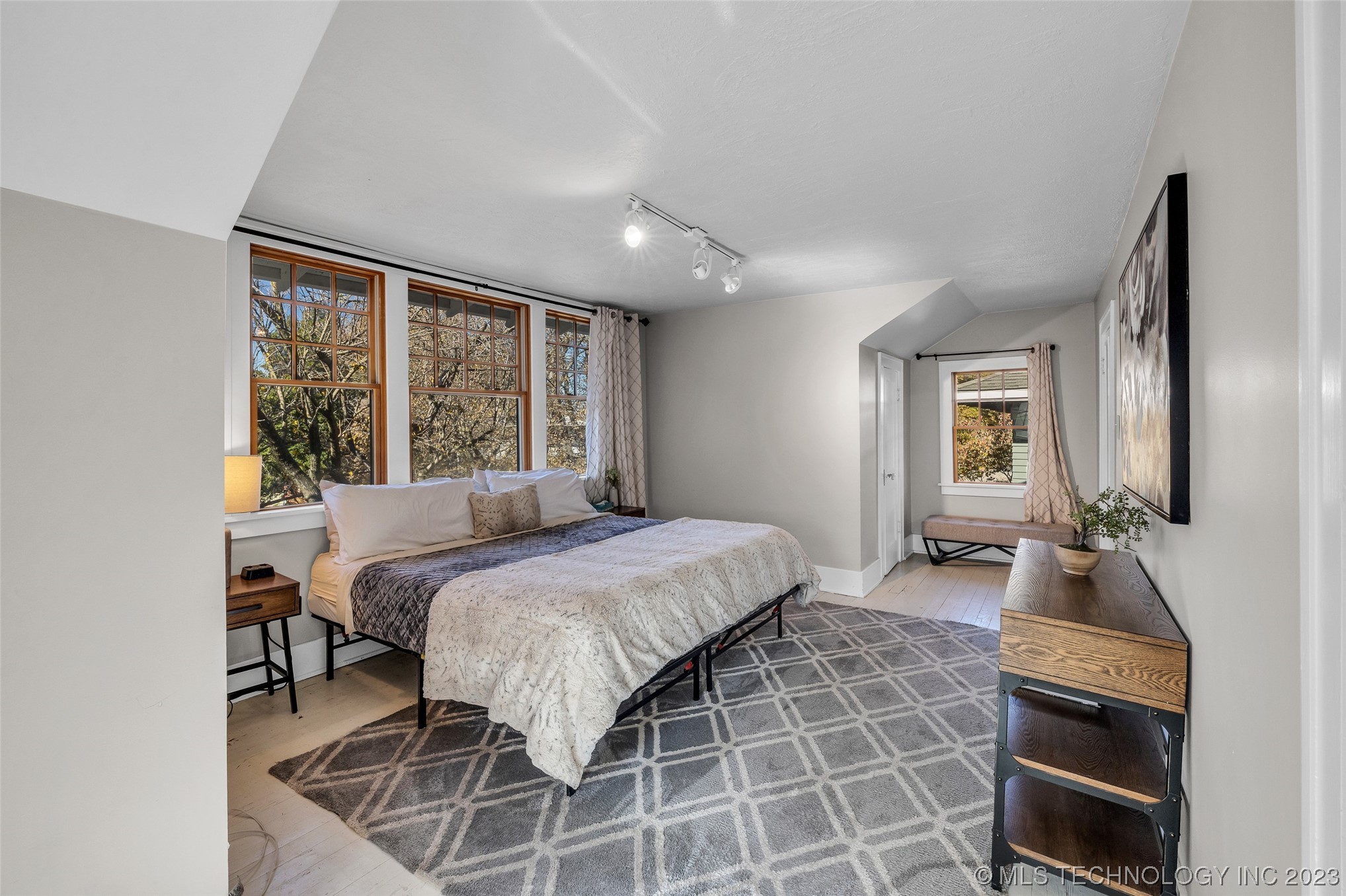 1127 N Denver Avenue