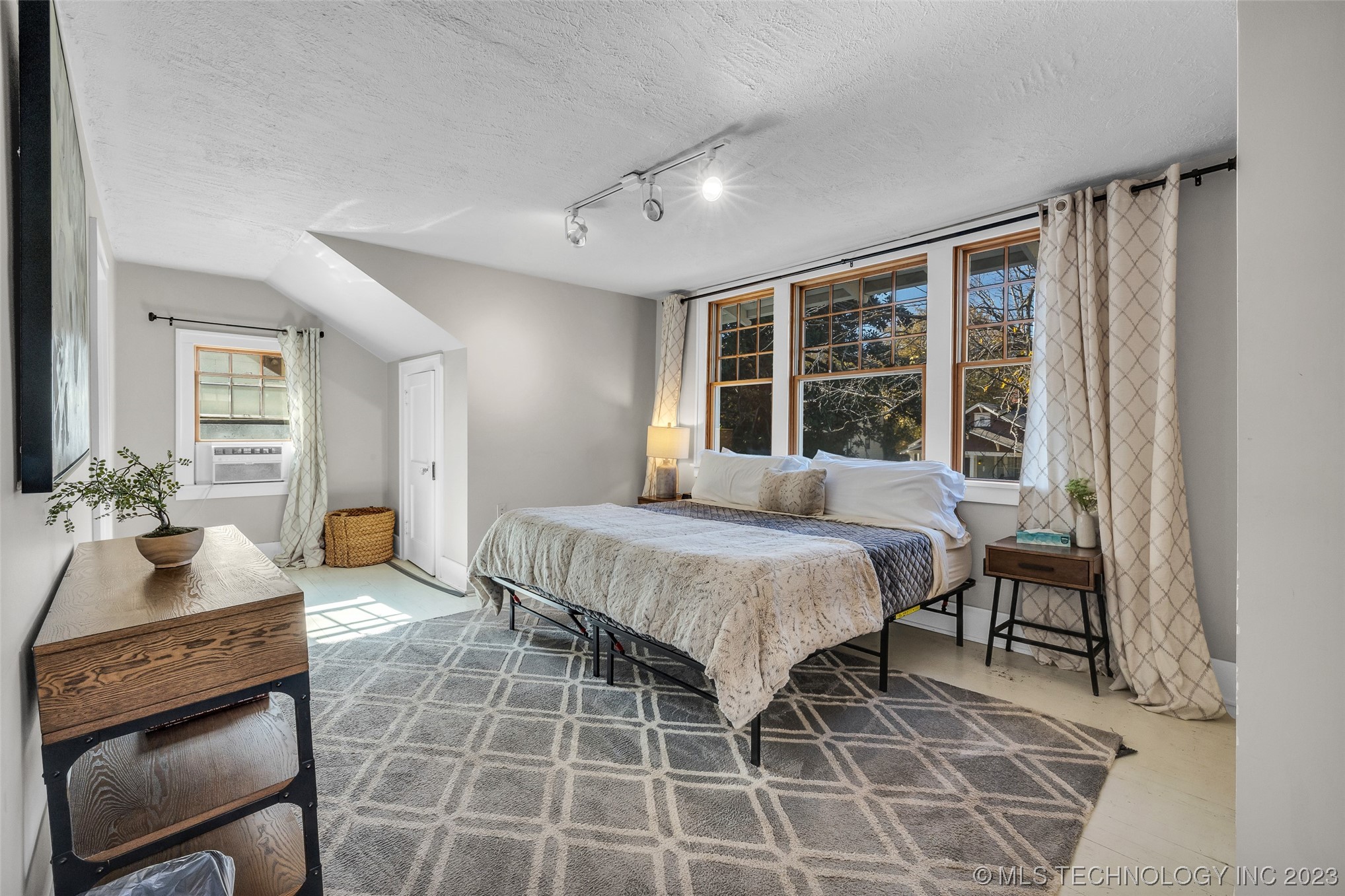 1127 N Denver Avenue