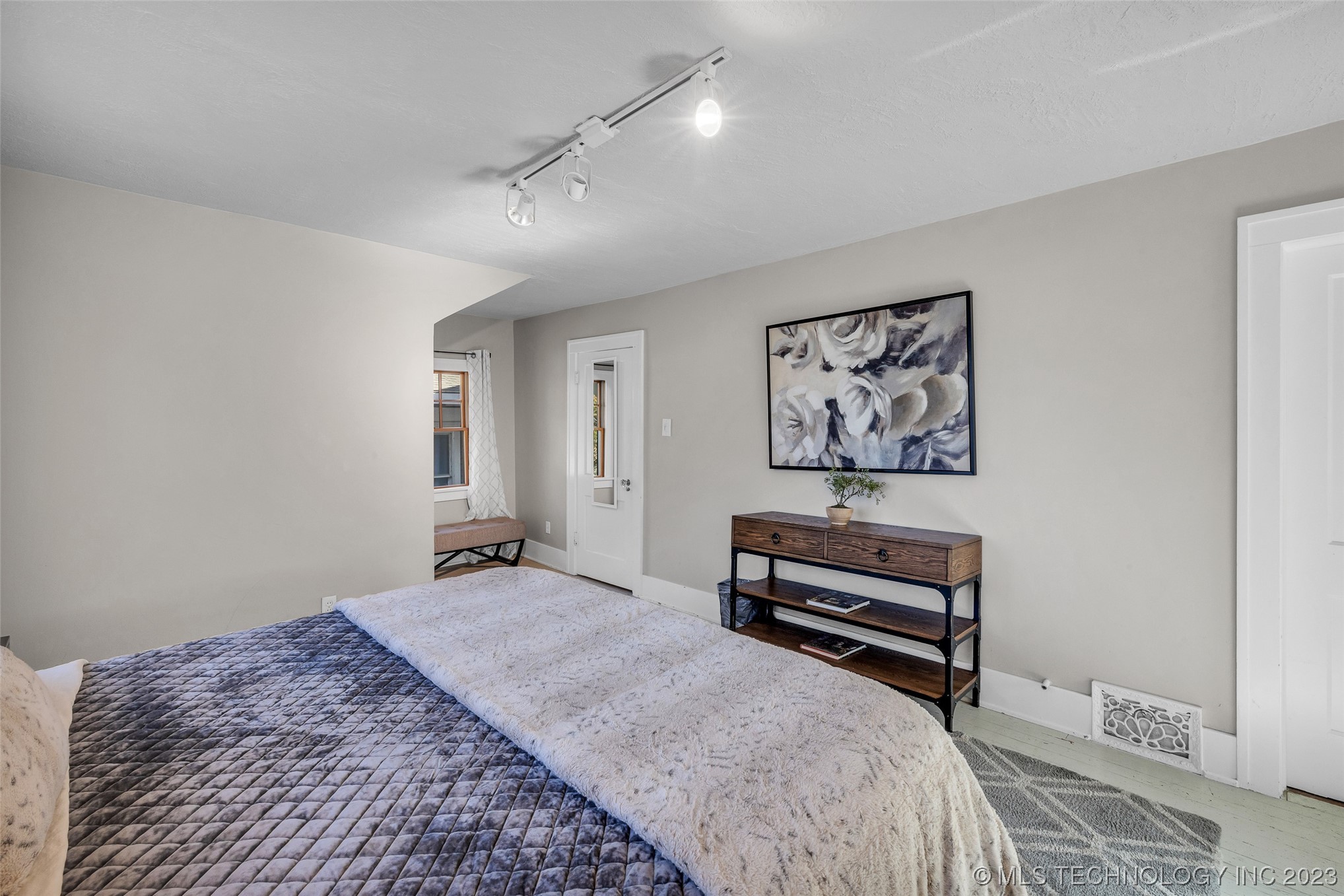 1127 N Denver Avenue