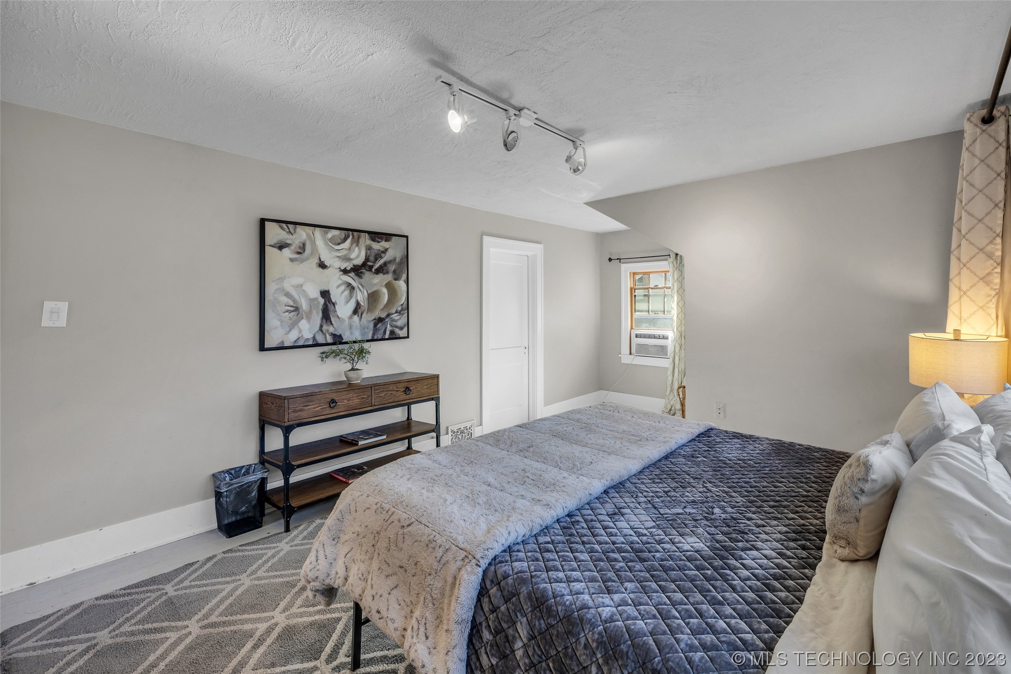 1127 N Denver Avenue