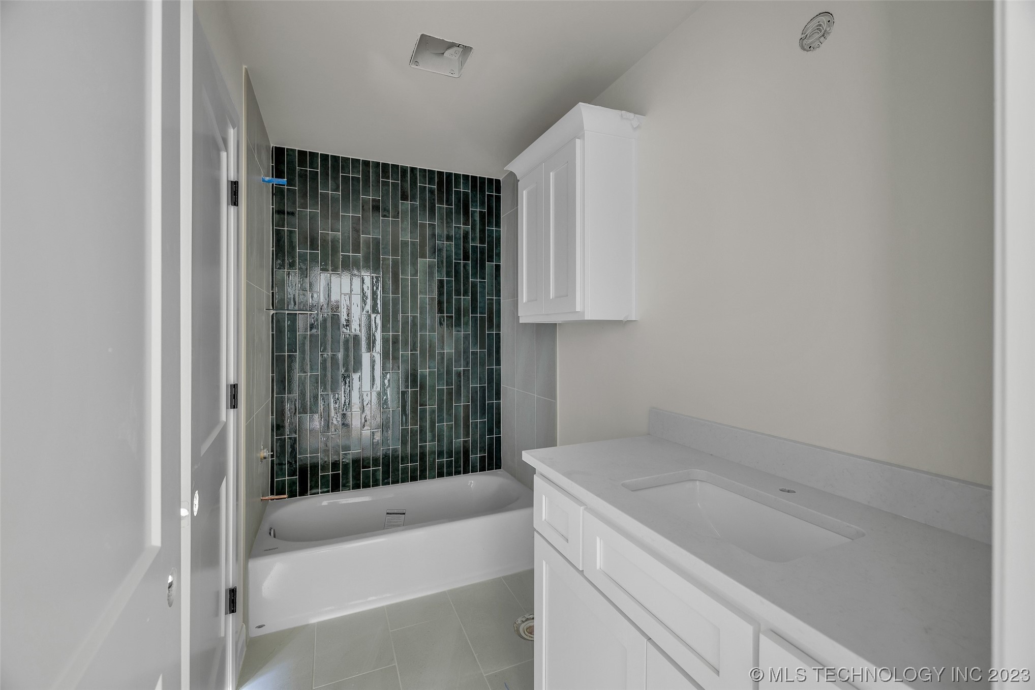 3121 S Detroit Avenue