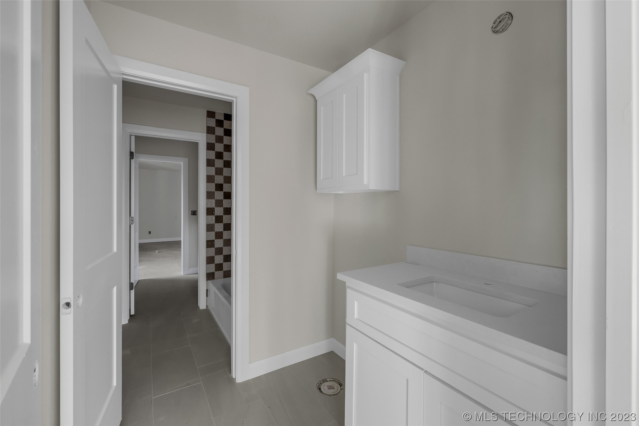 3121 S Detroit Avenue