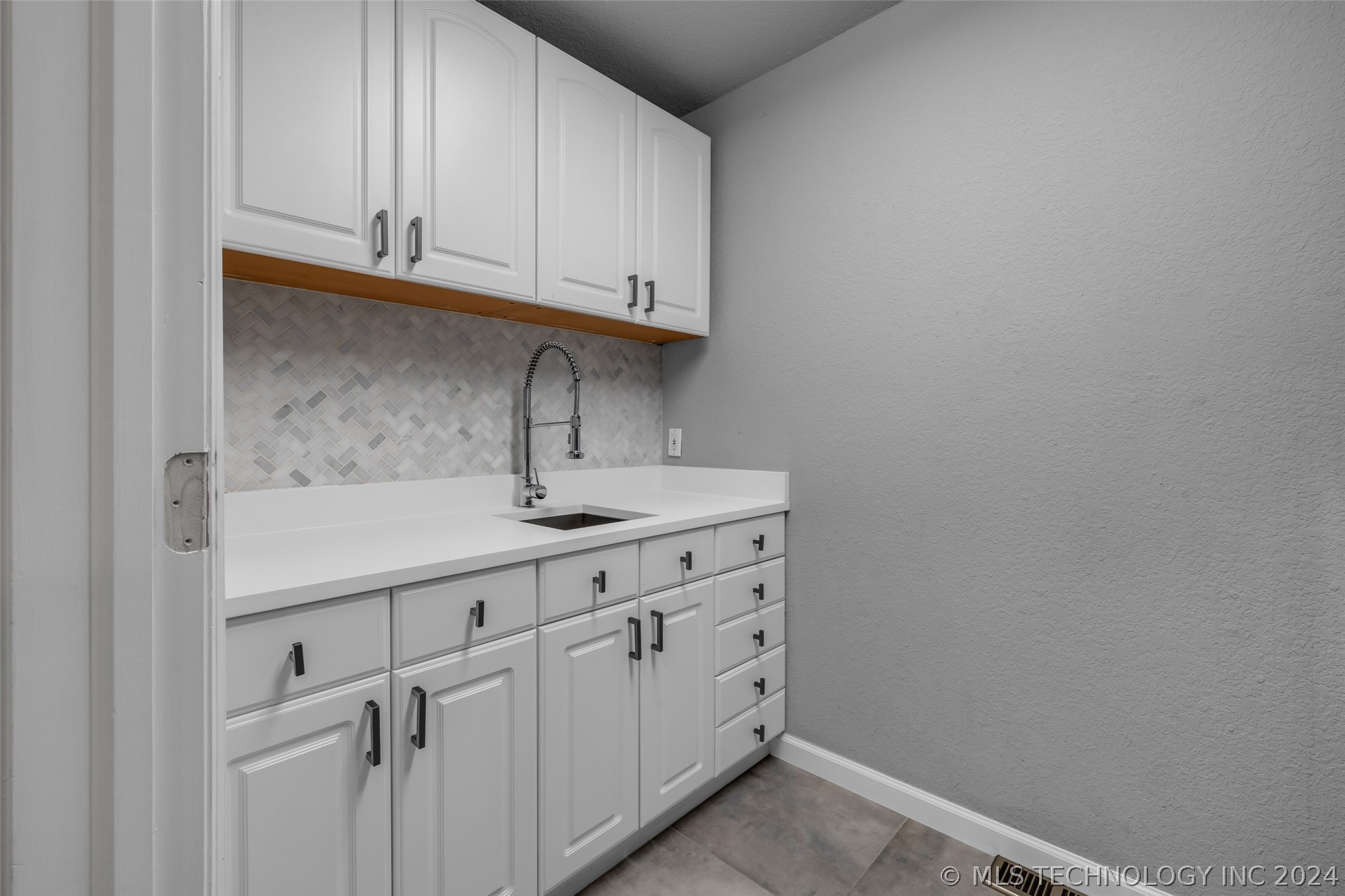 3613 S Sequoia Avenue