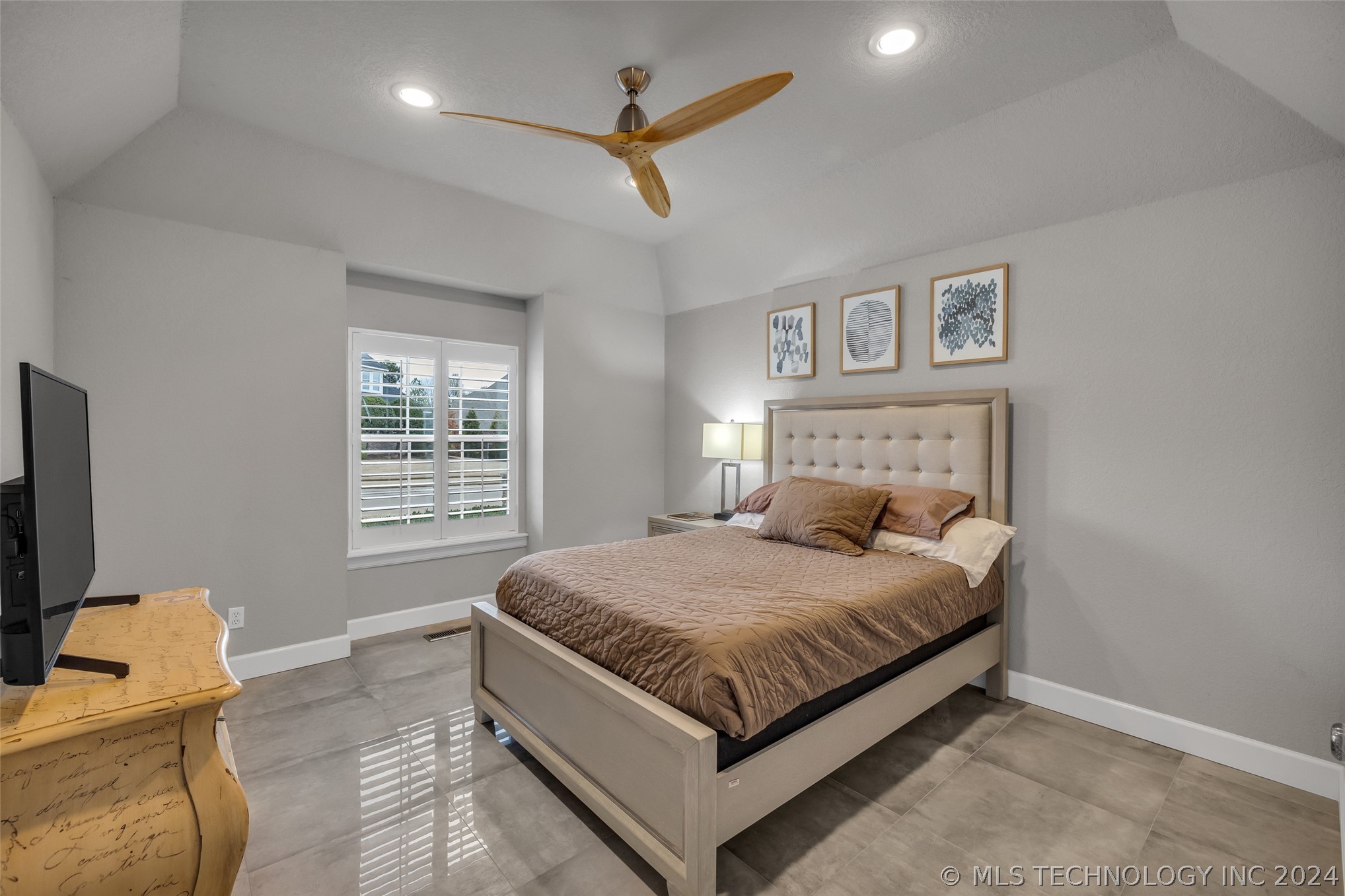 3613 S Sequoia Avenue