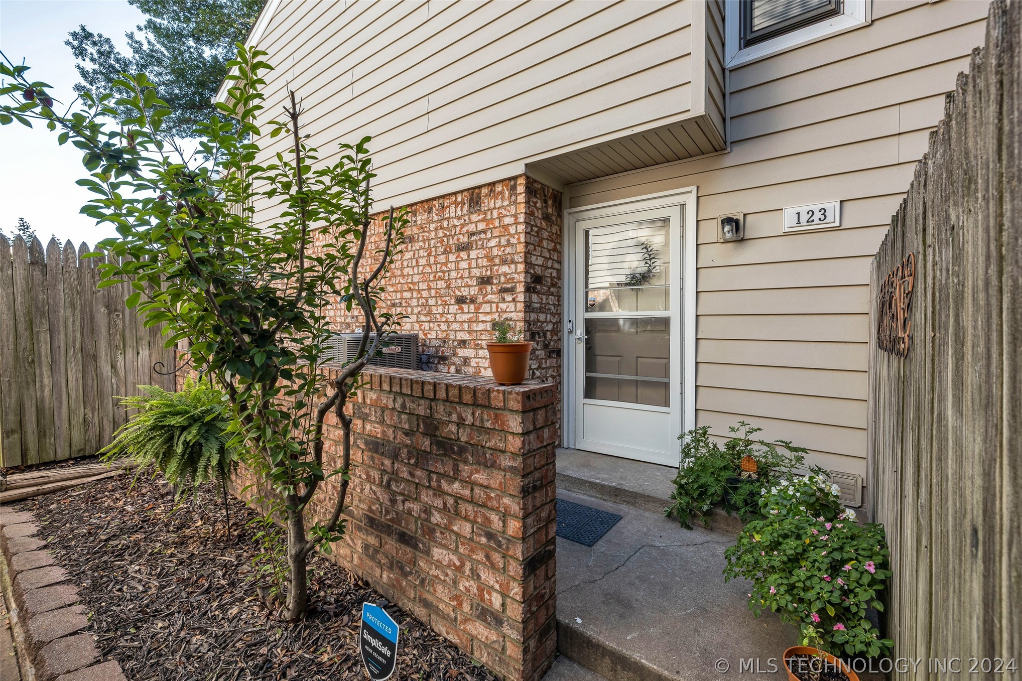 2801 S Juniper Street 123