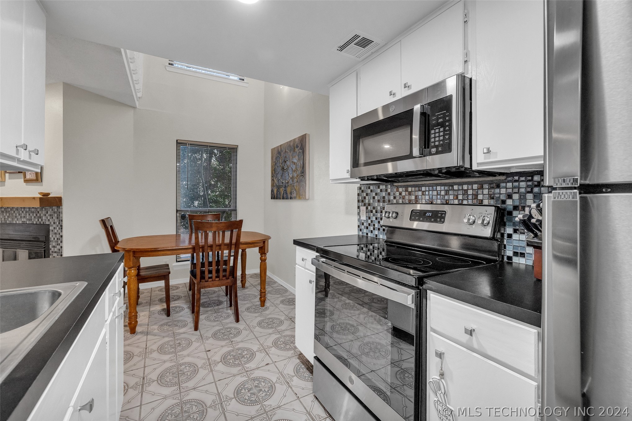 2801 S Juniper Street 123