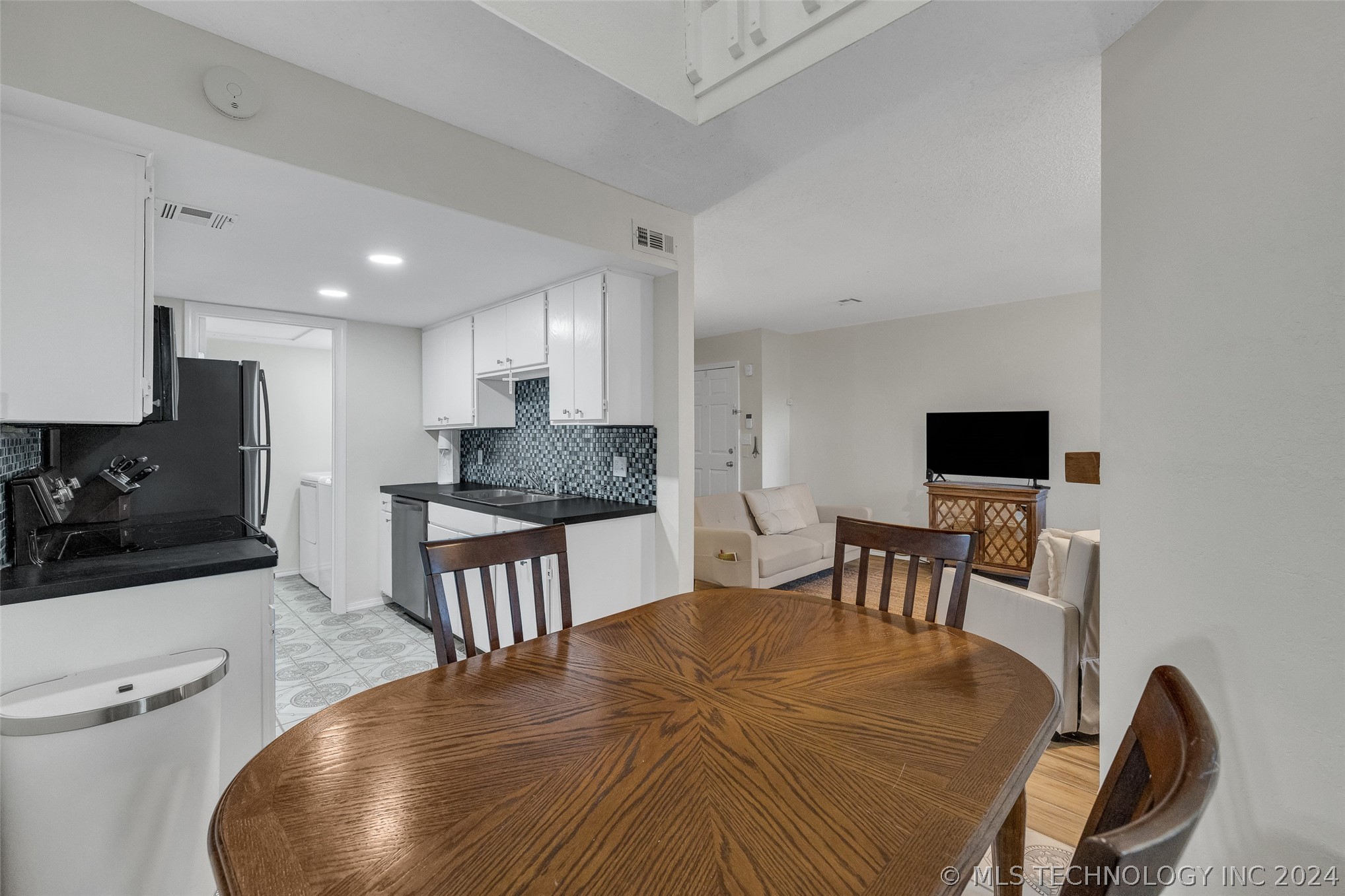 2801 S Juniper Street 123