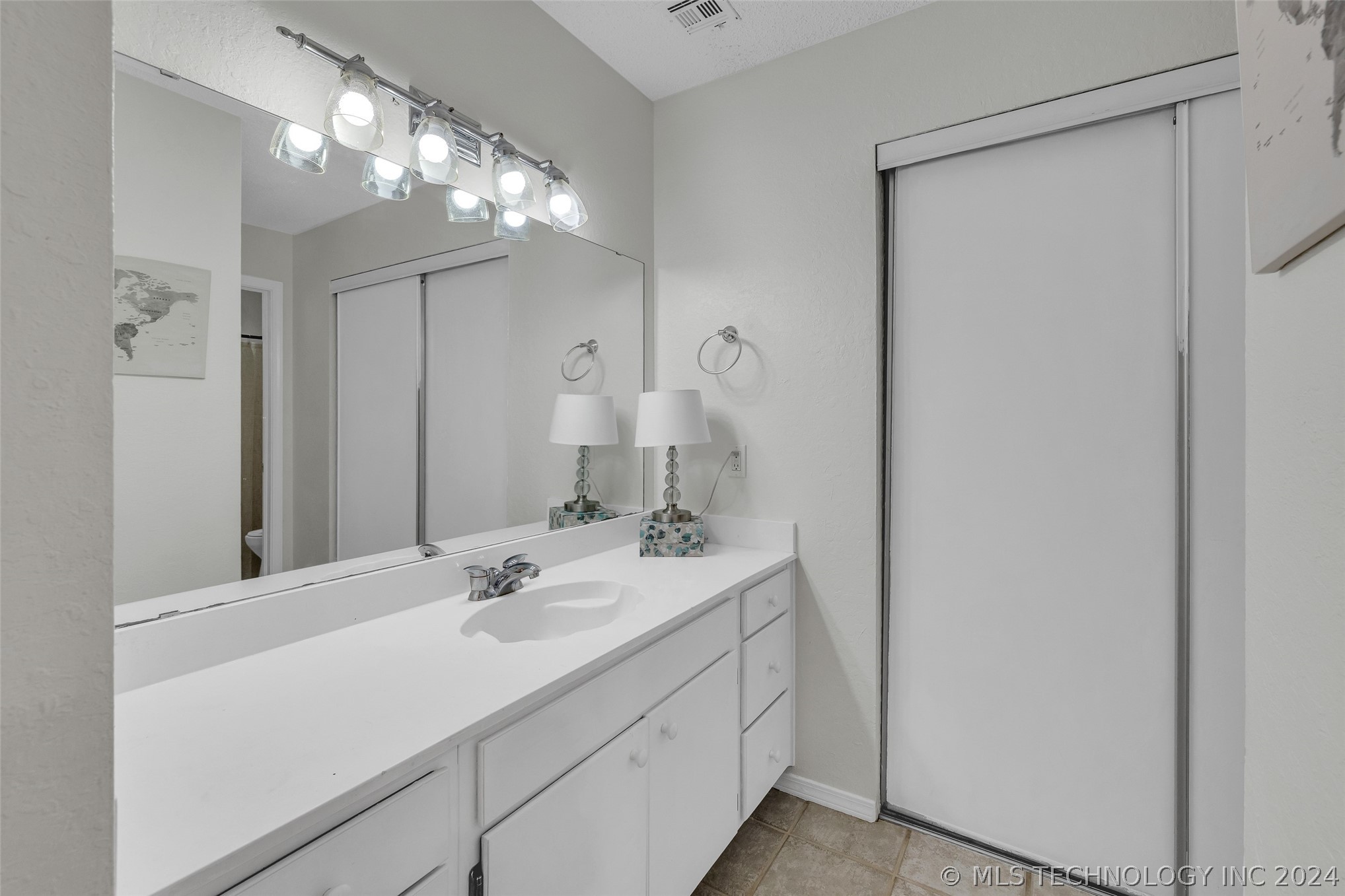 2801 S Juniper Street 123