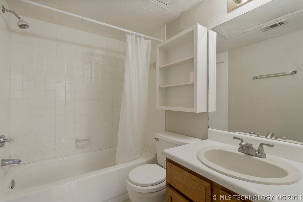 6639 S Victor Avenue G207