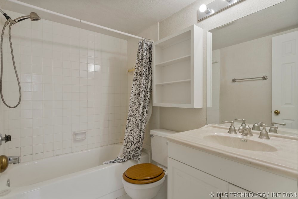 6639 S Victor Avenue G207