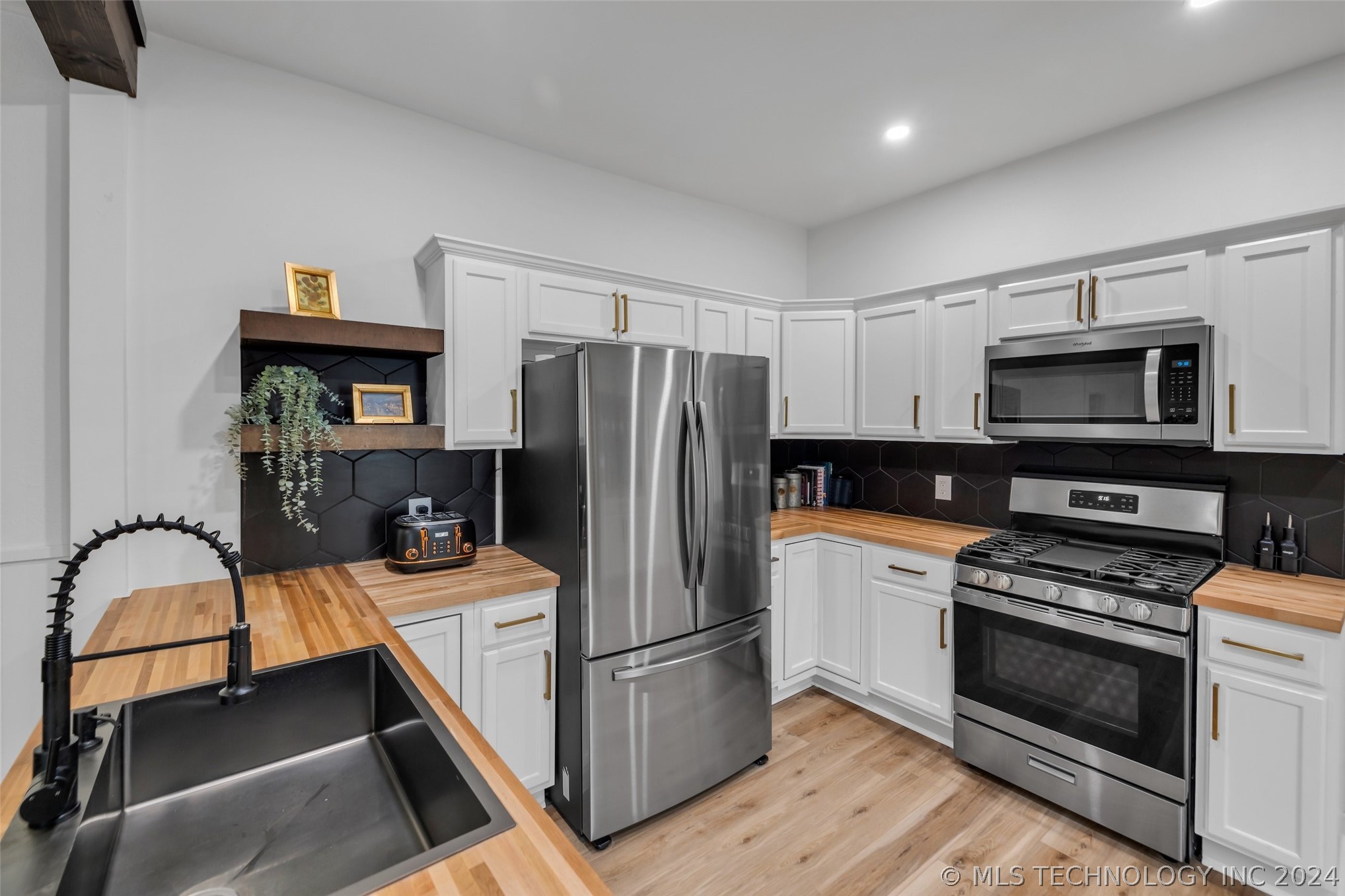 117 W Lincoln Avenue