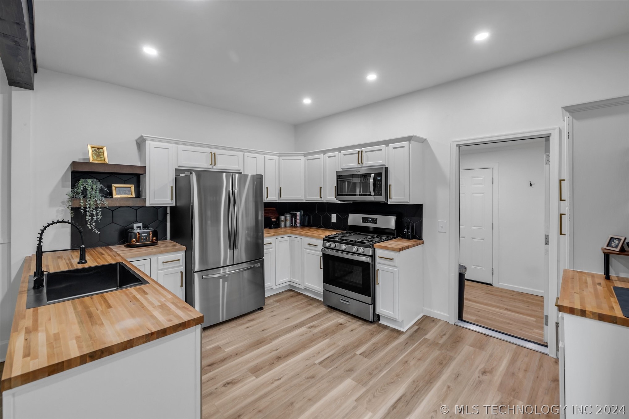 117 W Lincoln Avenue