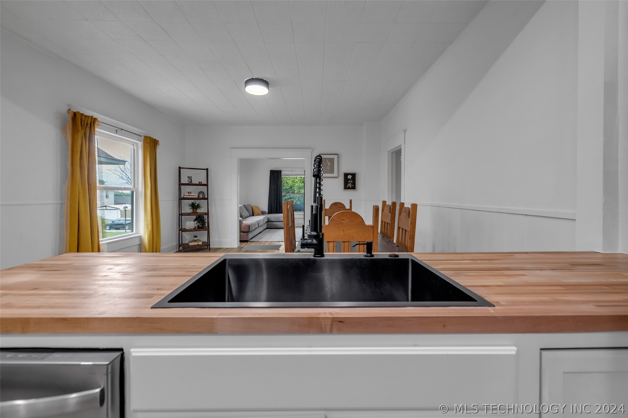 117 W Lincoln Avenue