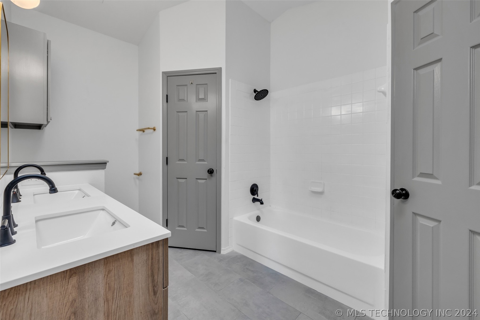 4437 W Queens Street