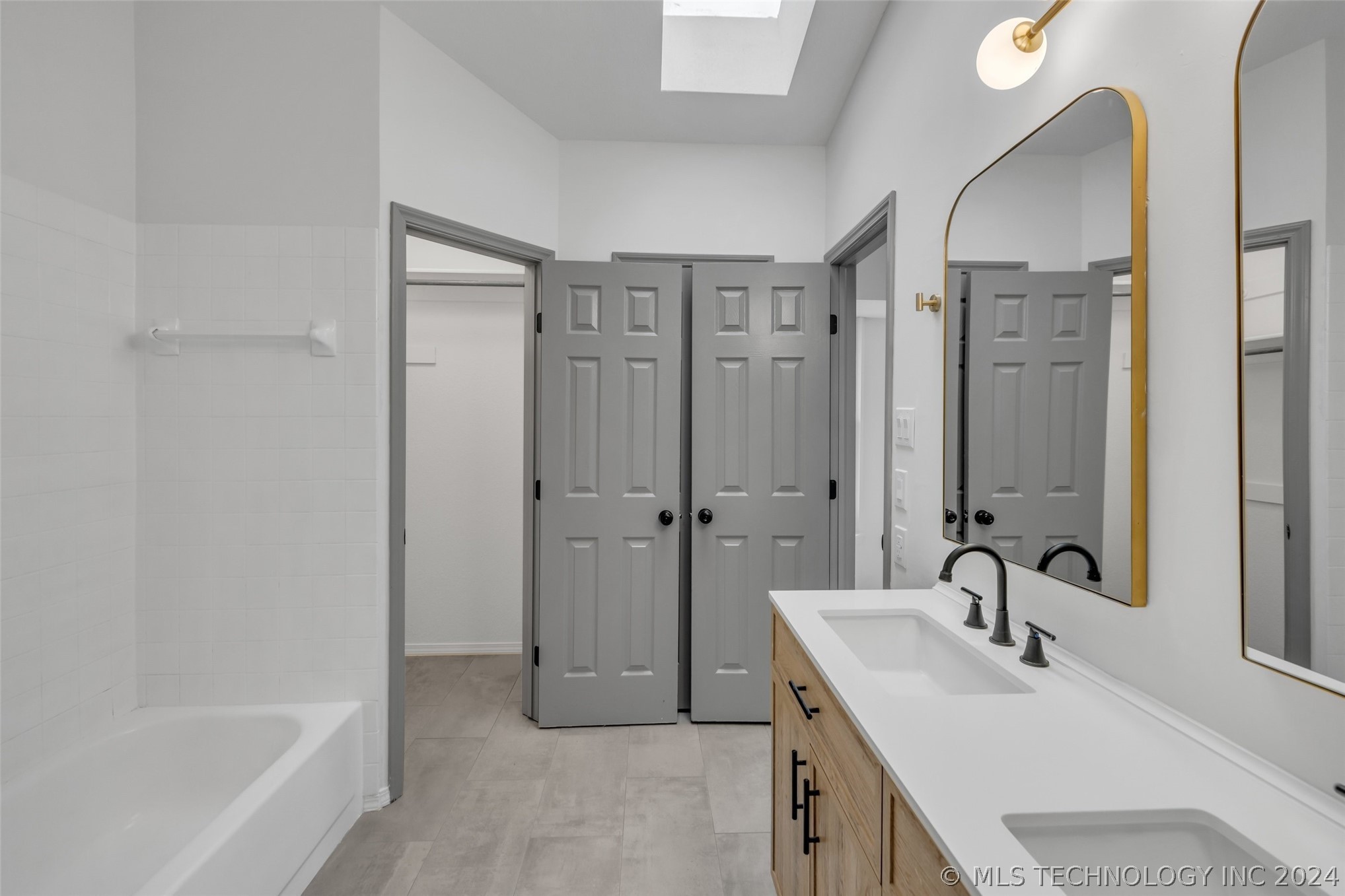 4437 W Queens Street