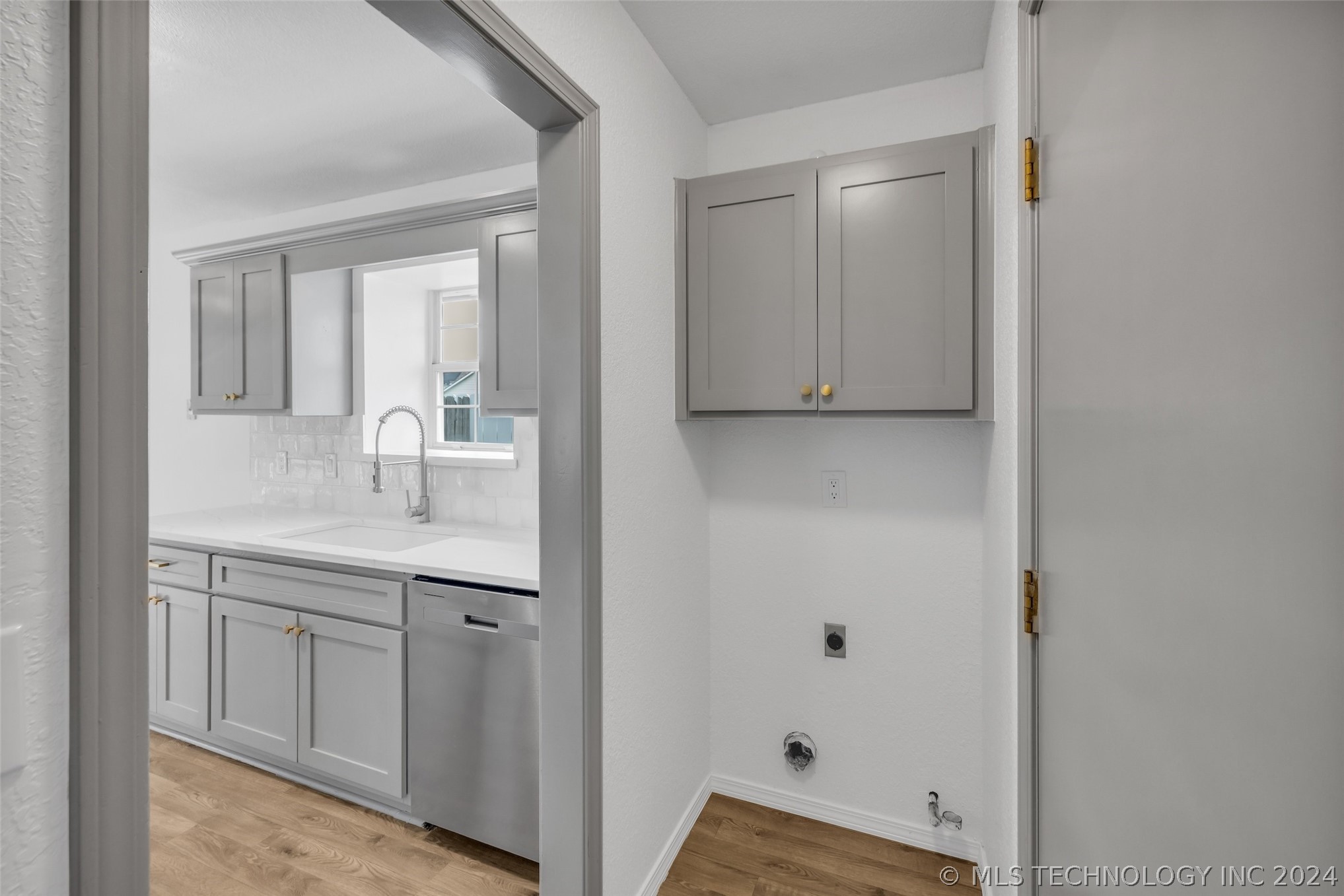 4437 W Queens Street