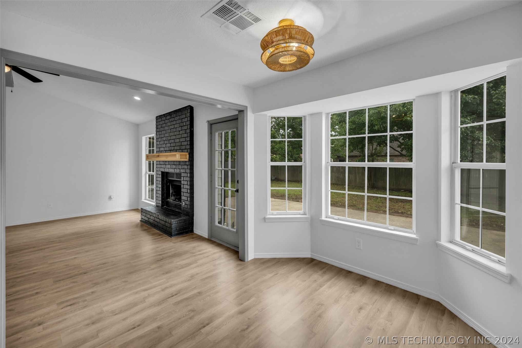 4437 W Queens Street