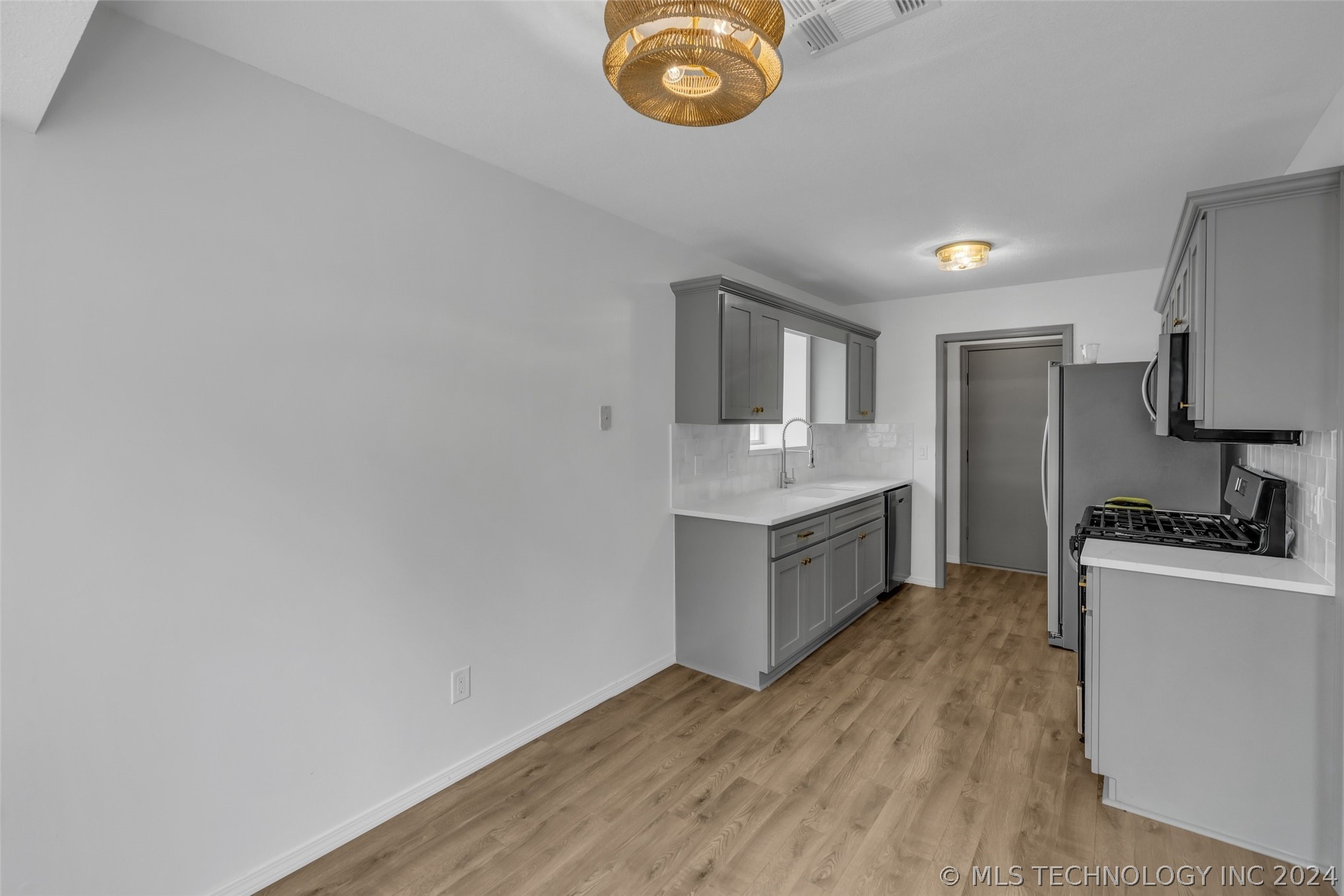 4437 W Queens Street