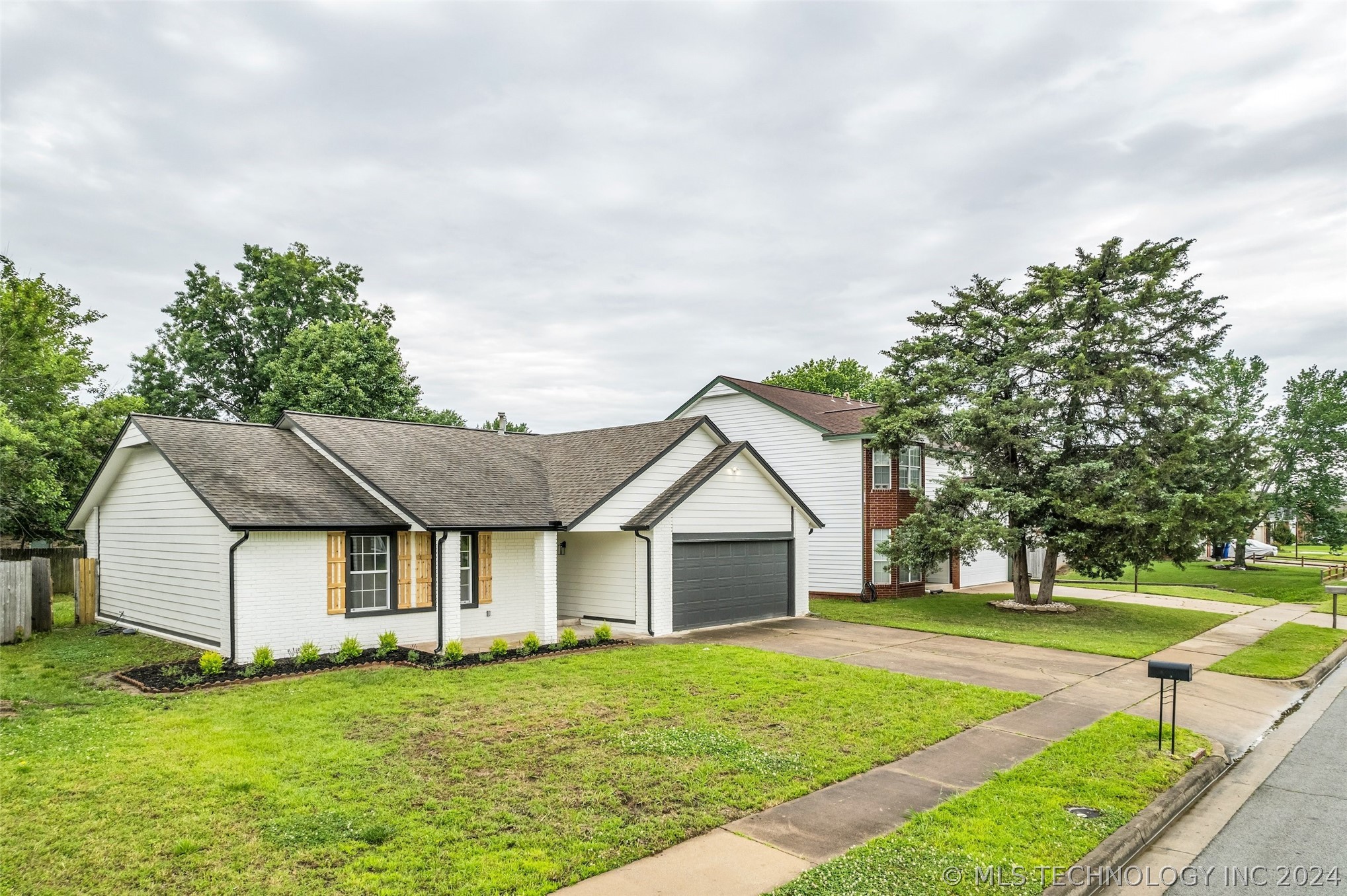 4437 W Queens Street