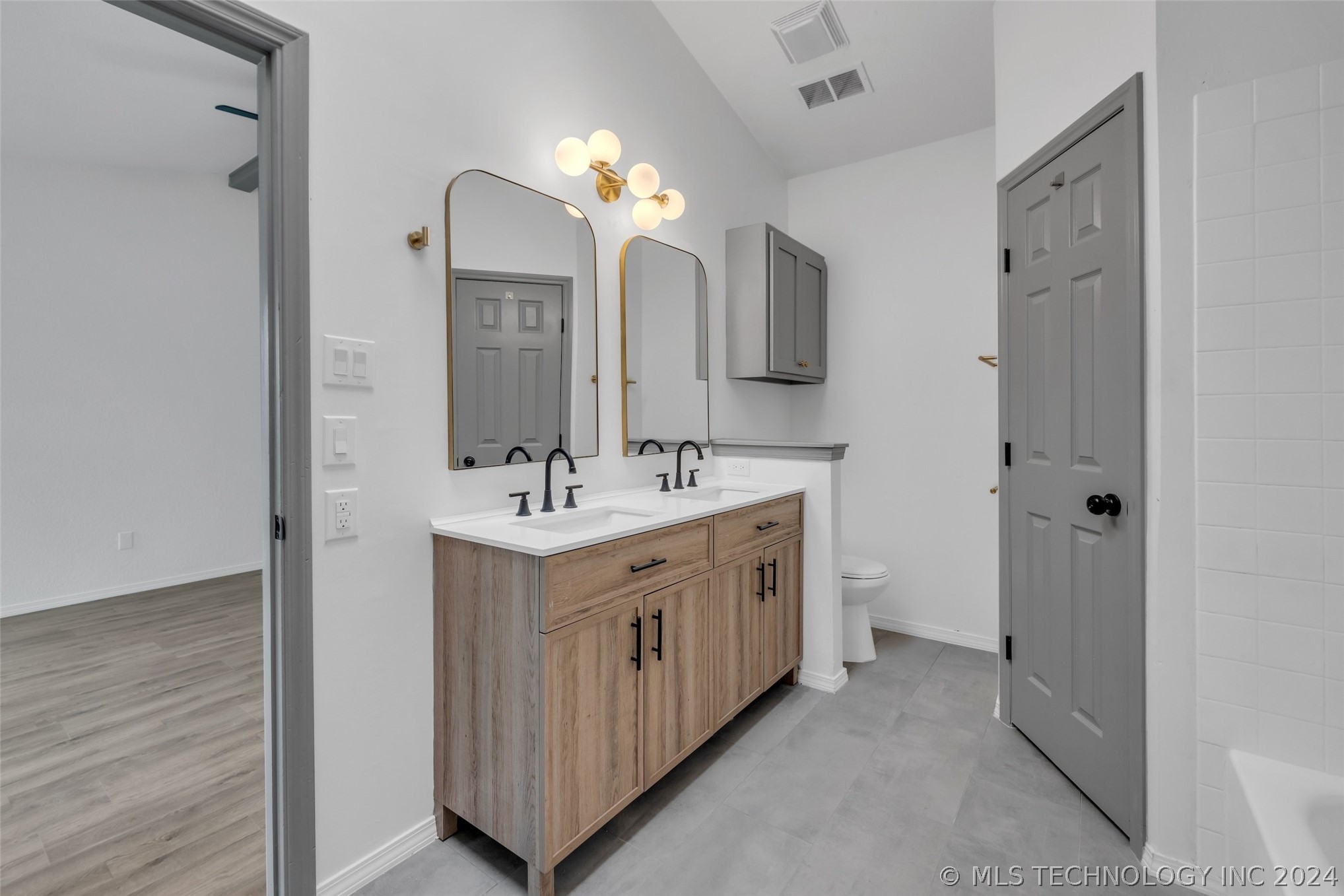 4437 W Queens Street