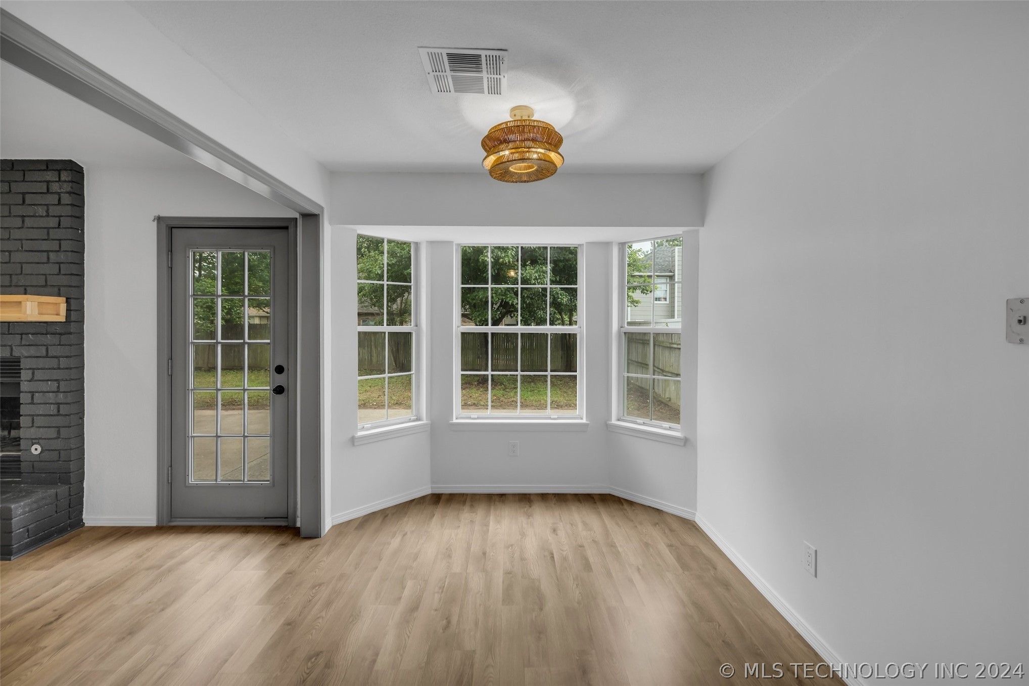 4437 W Queens Street