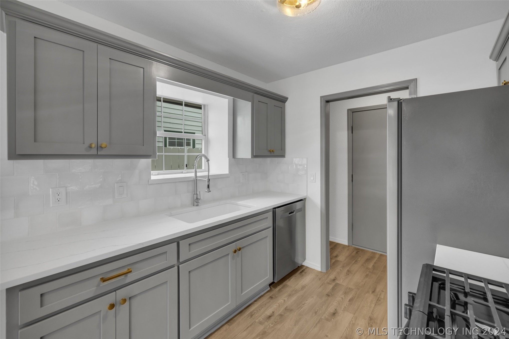 4437 W Queens Street