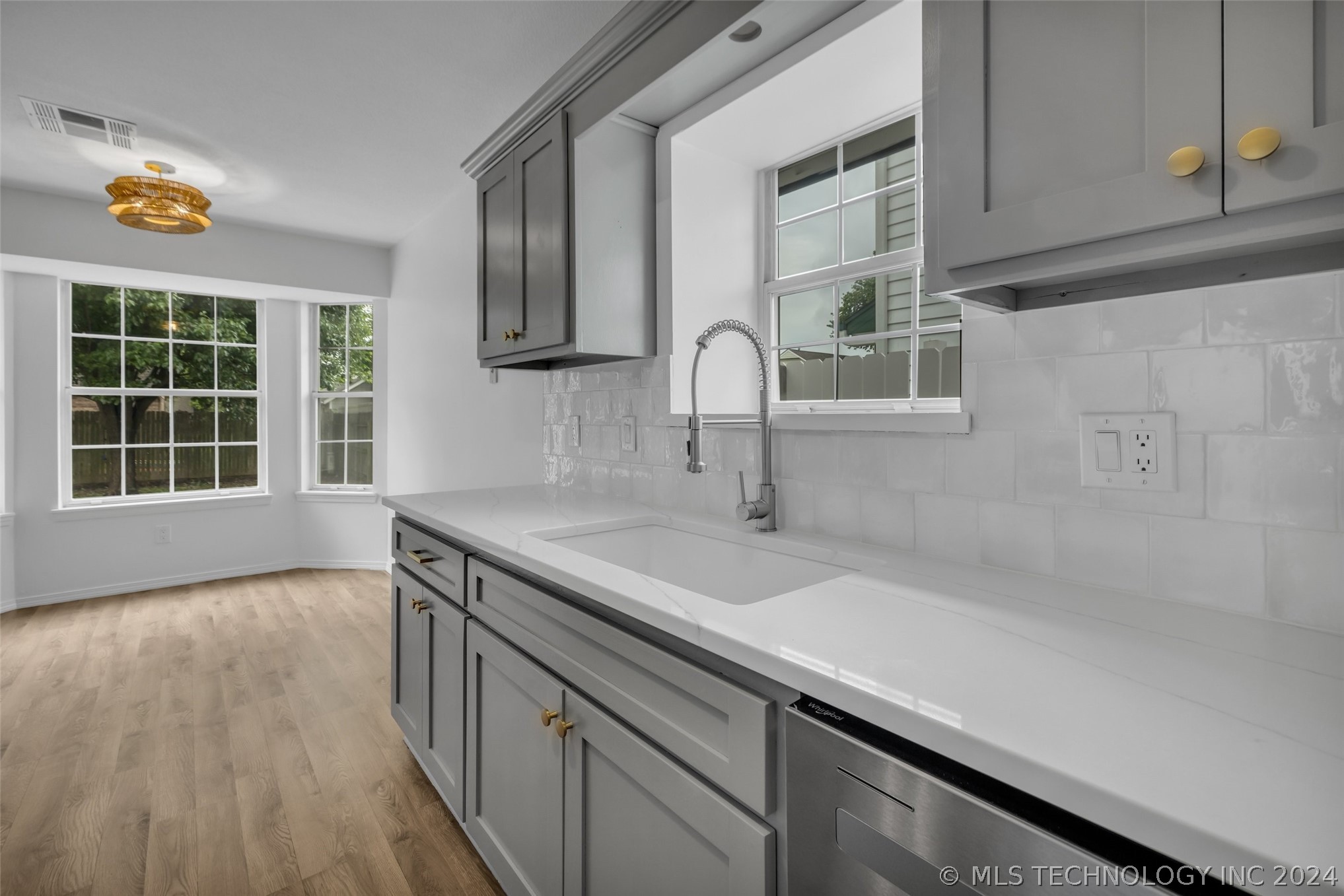 4437 W Queens Street