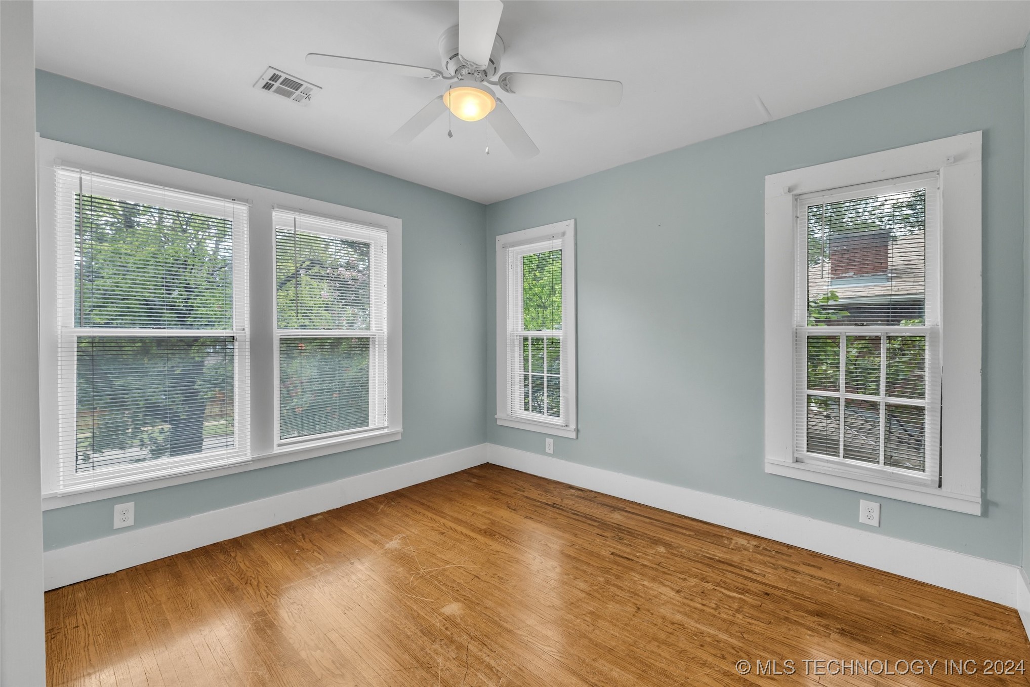 1129 N Denver Avenue