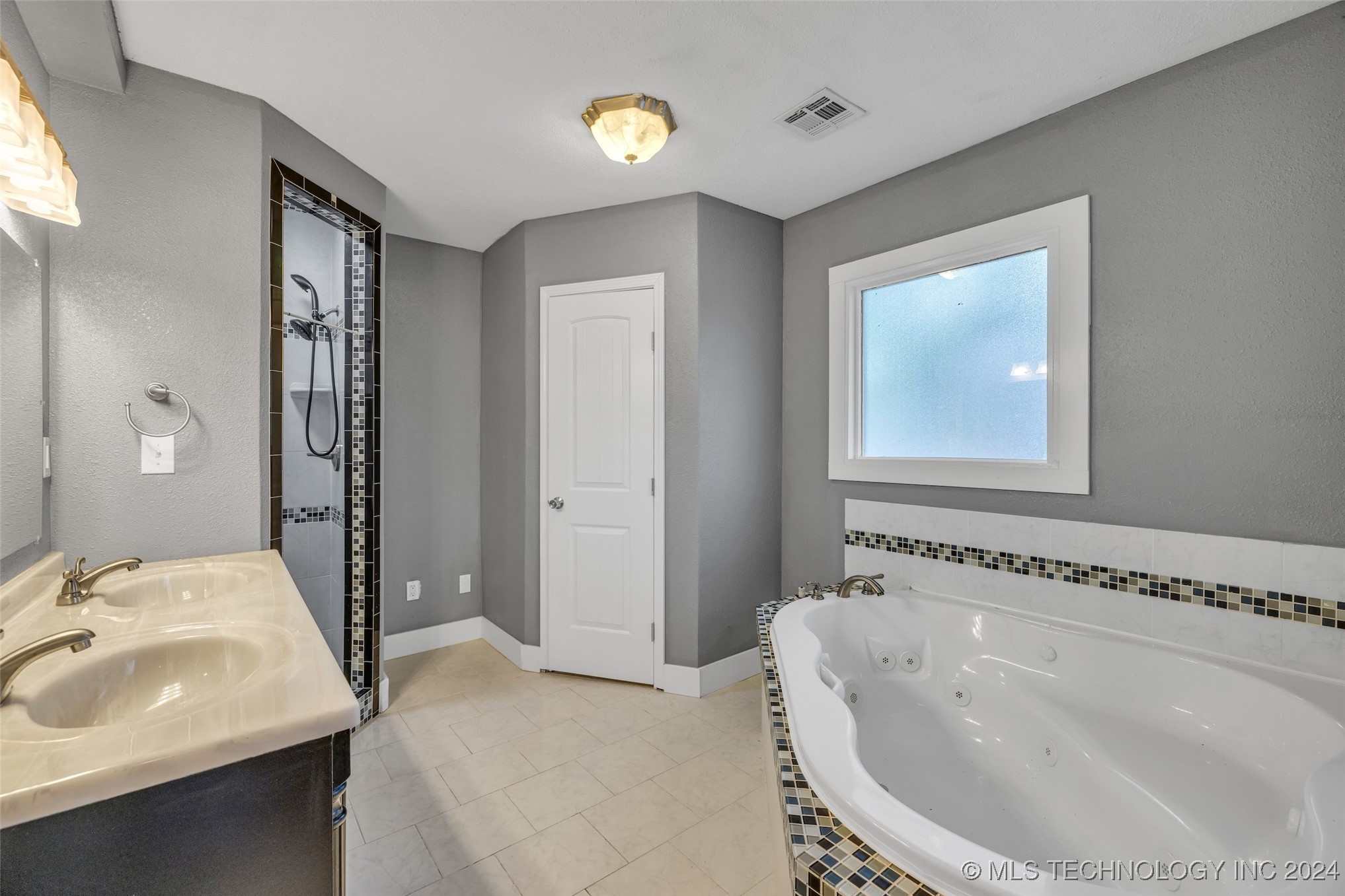 1129 N Denver Avenue