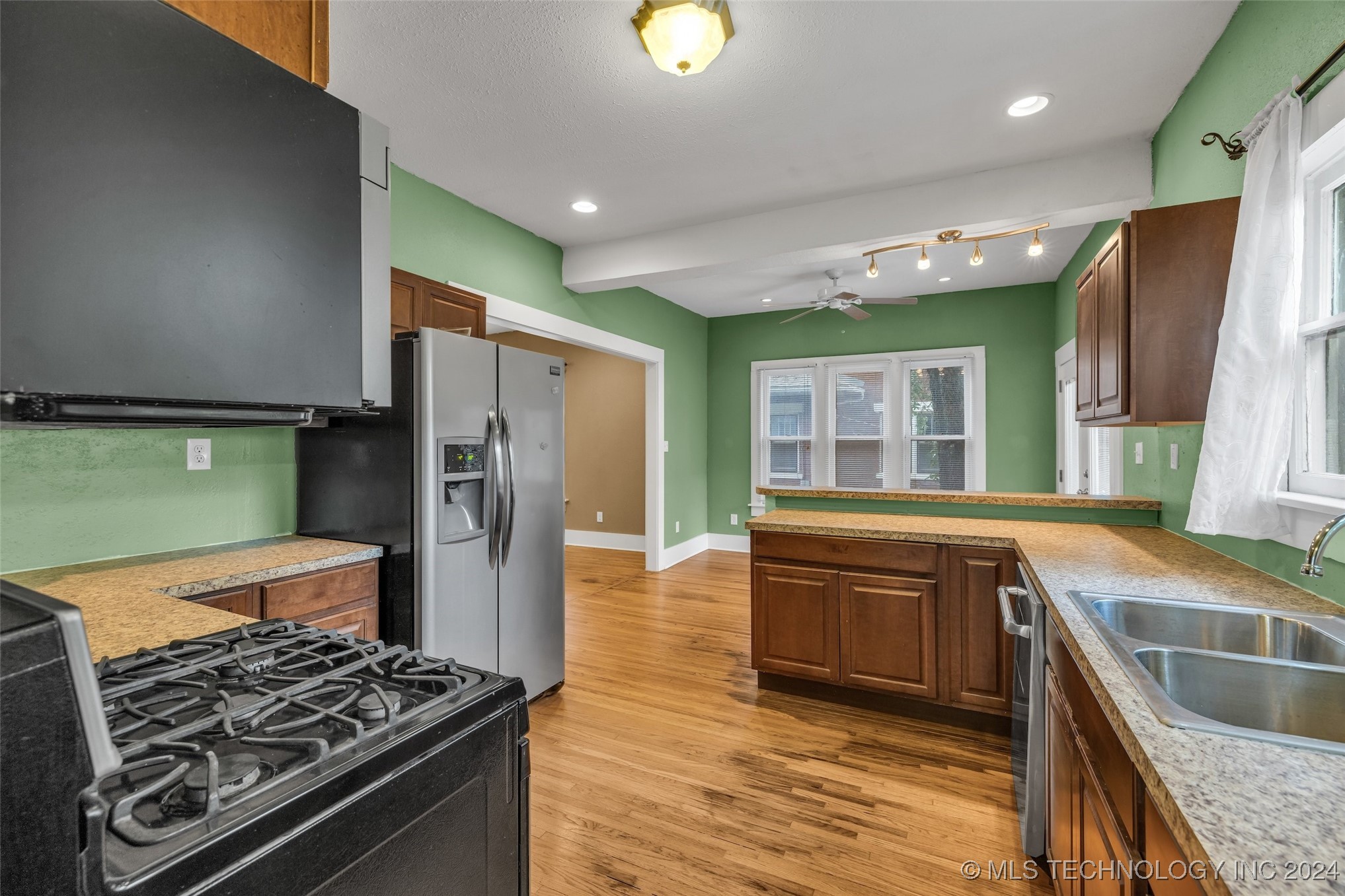 1129 N Denver Avenue