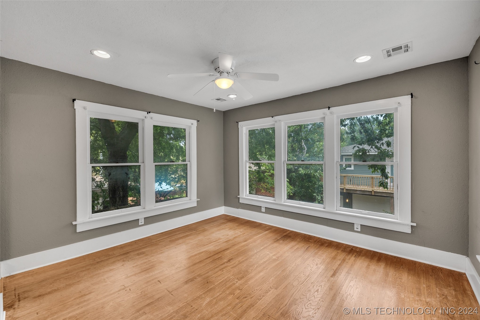 1129 N Denver Avenue