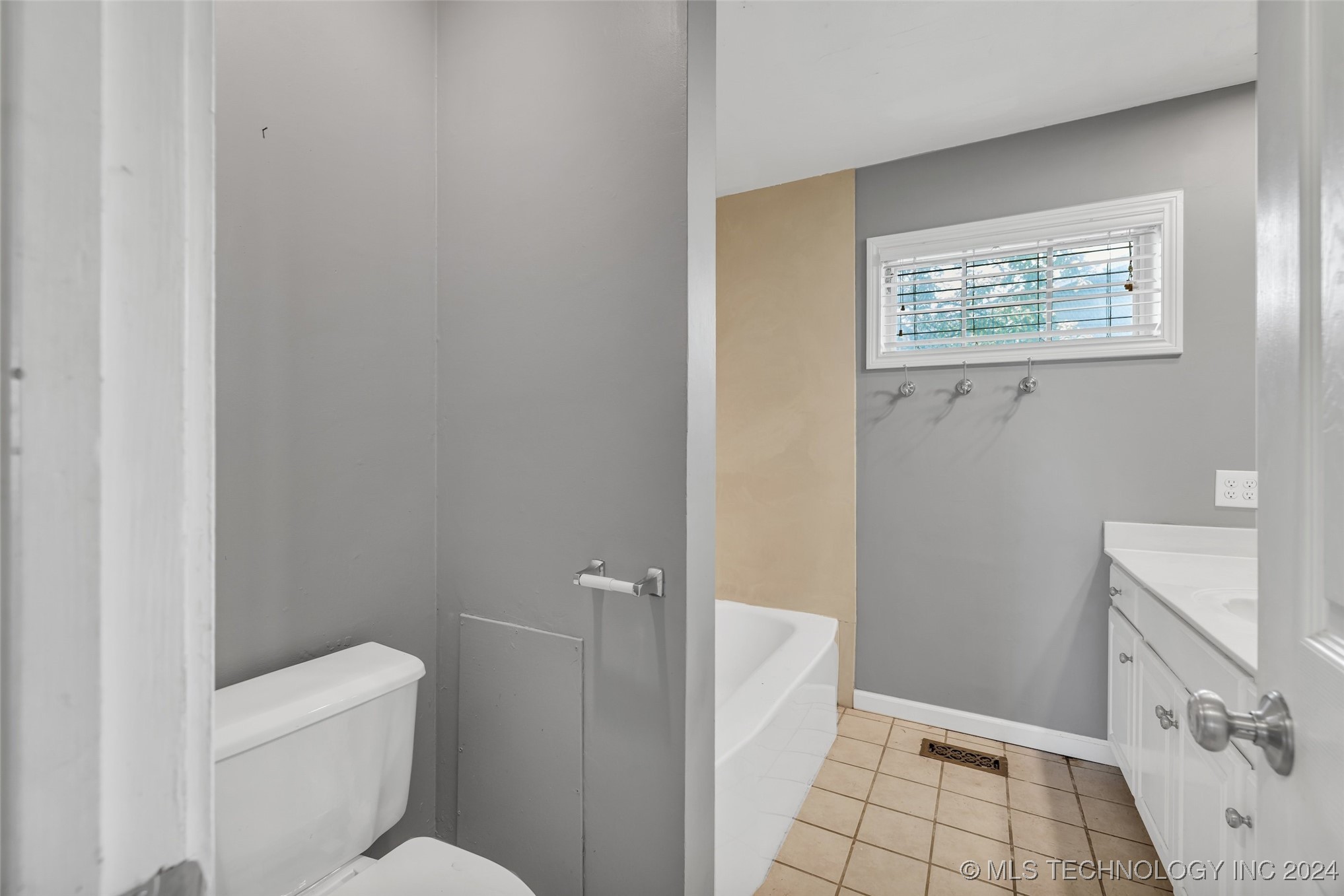 4576 E 38th Place