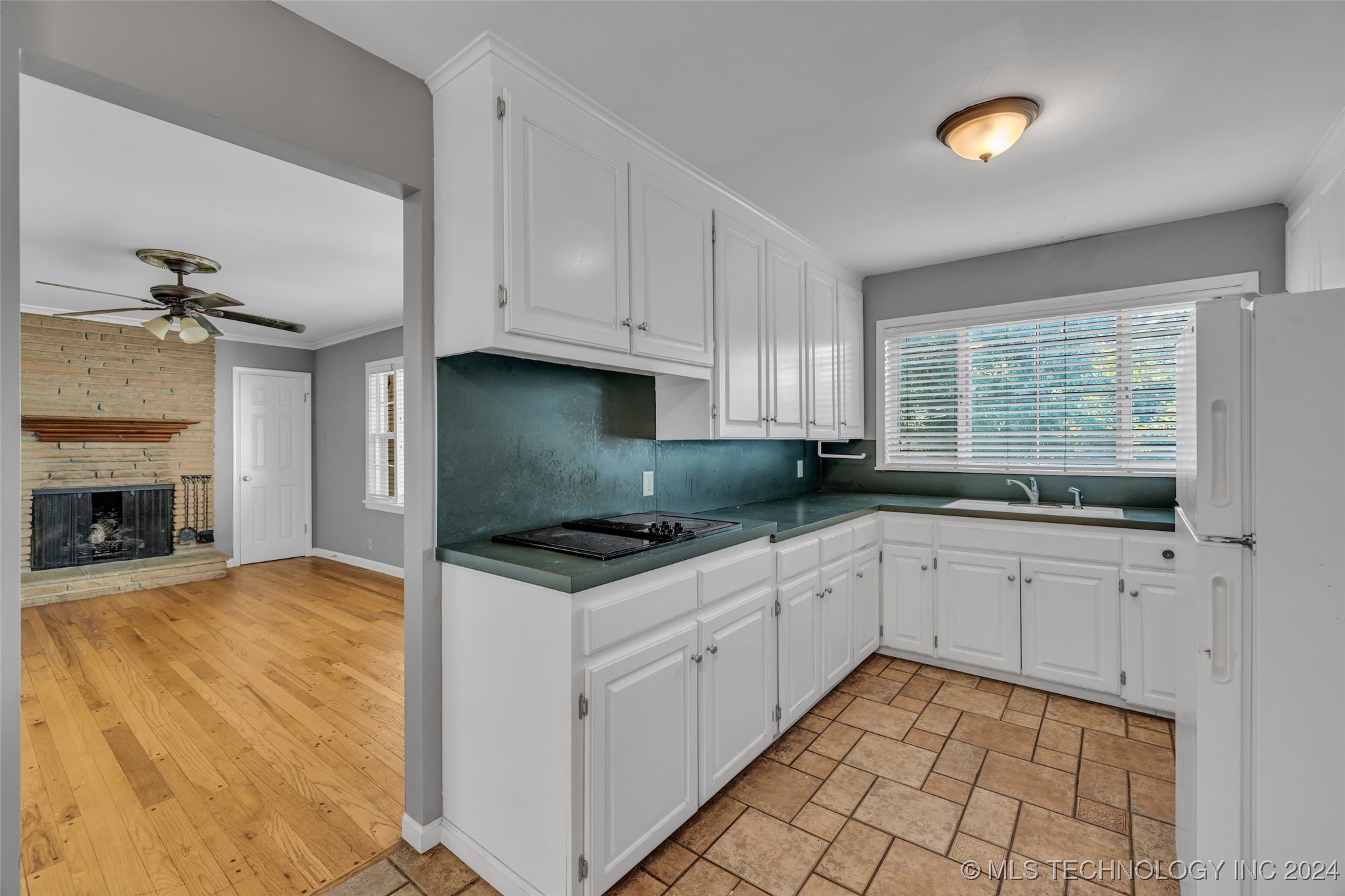 4576 E 38th Place