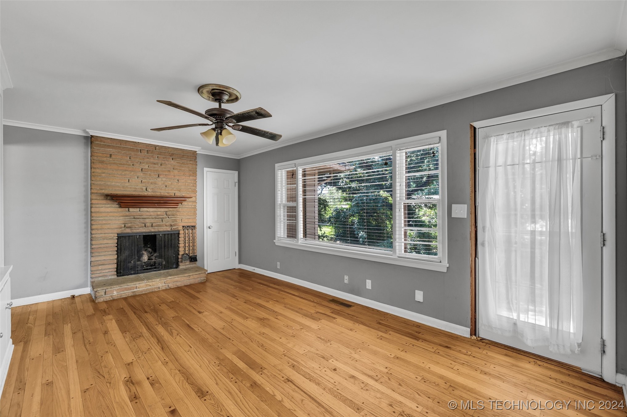 4576 E 38th Place