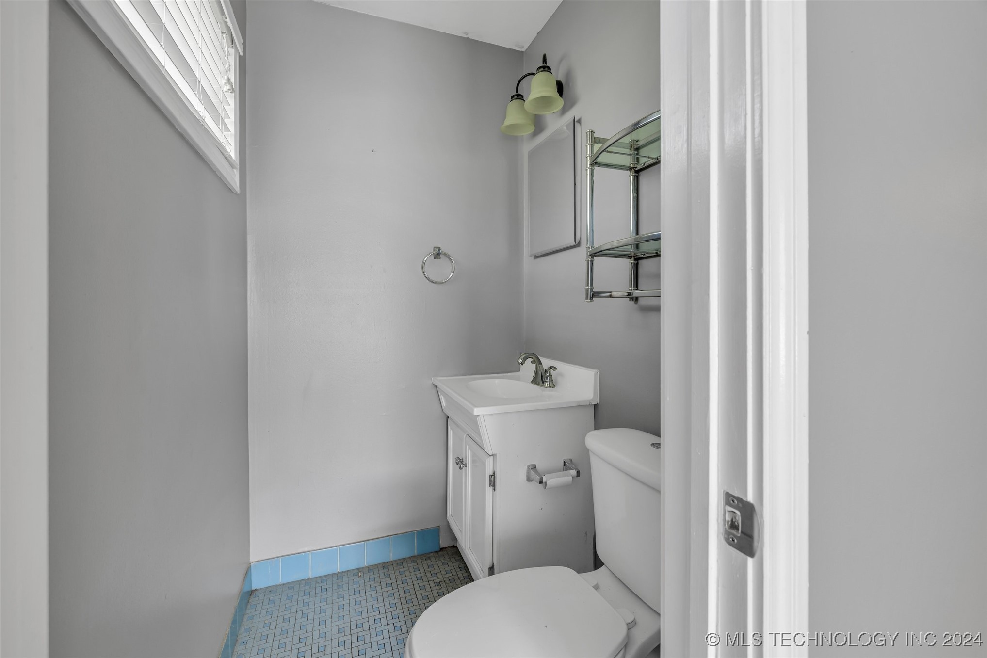 4576 E 38th Place