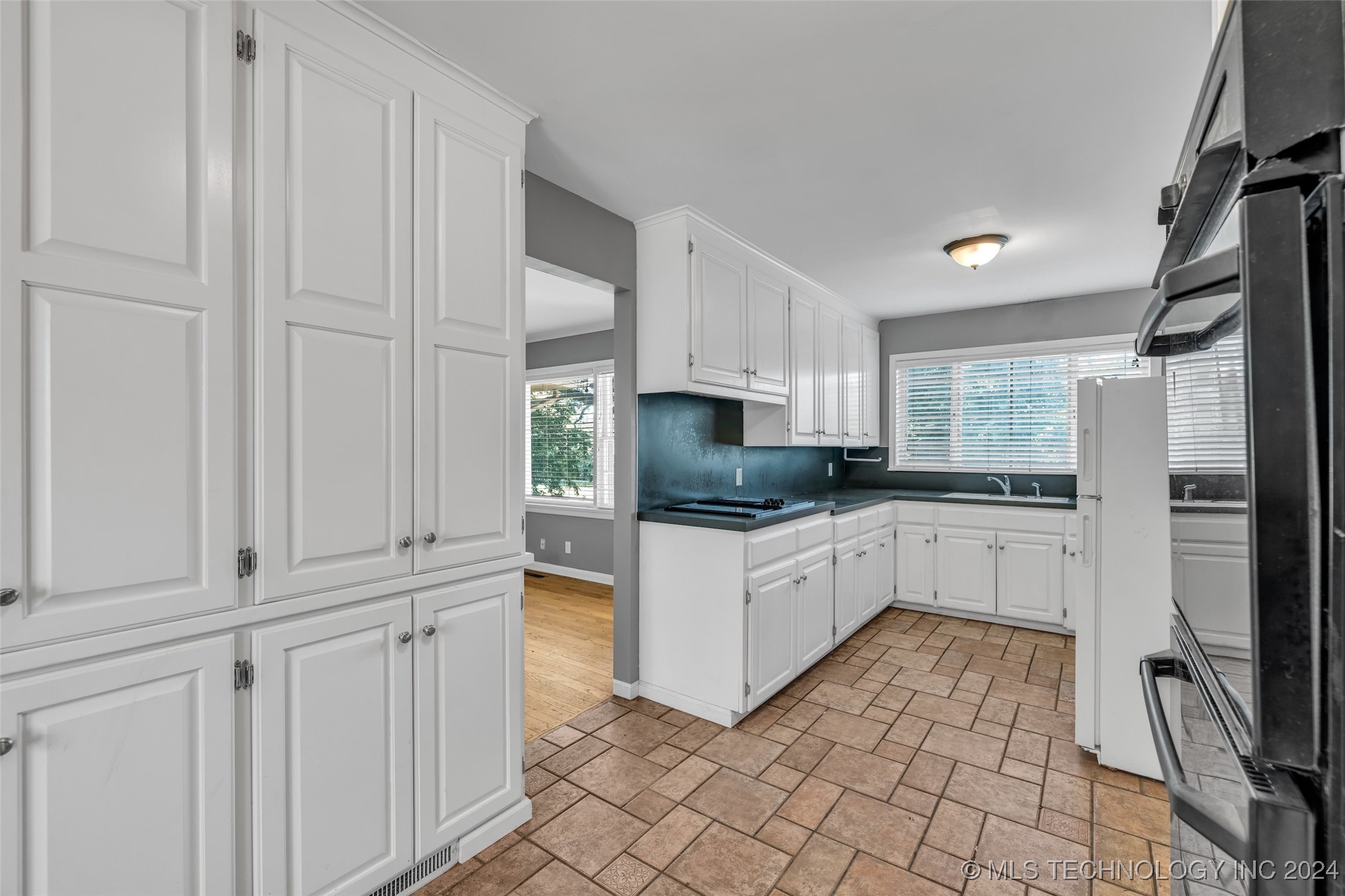 4576 E 38th Place