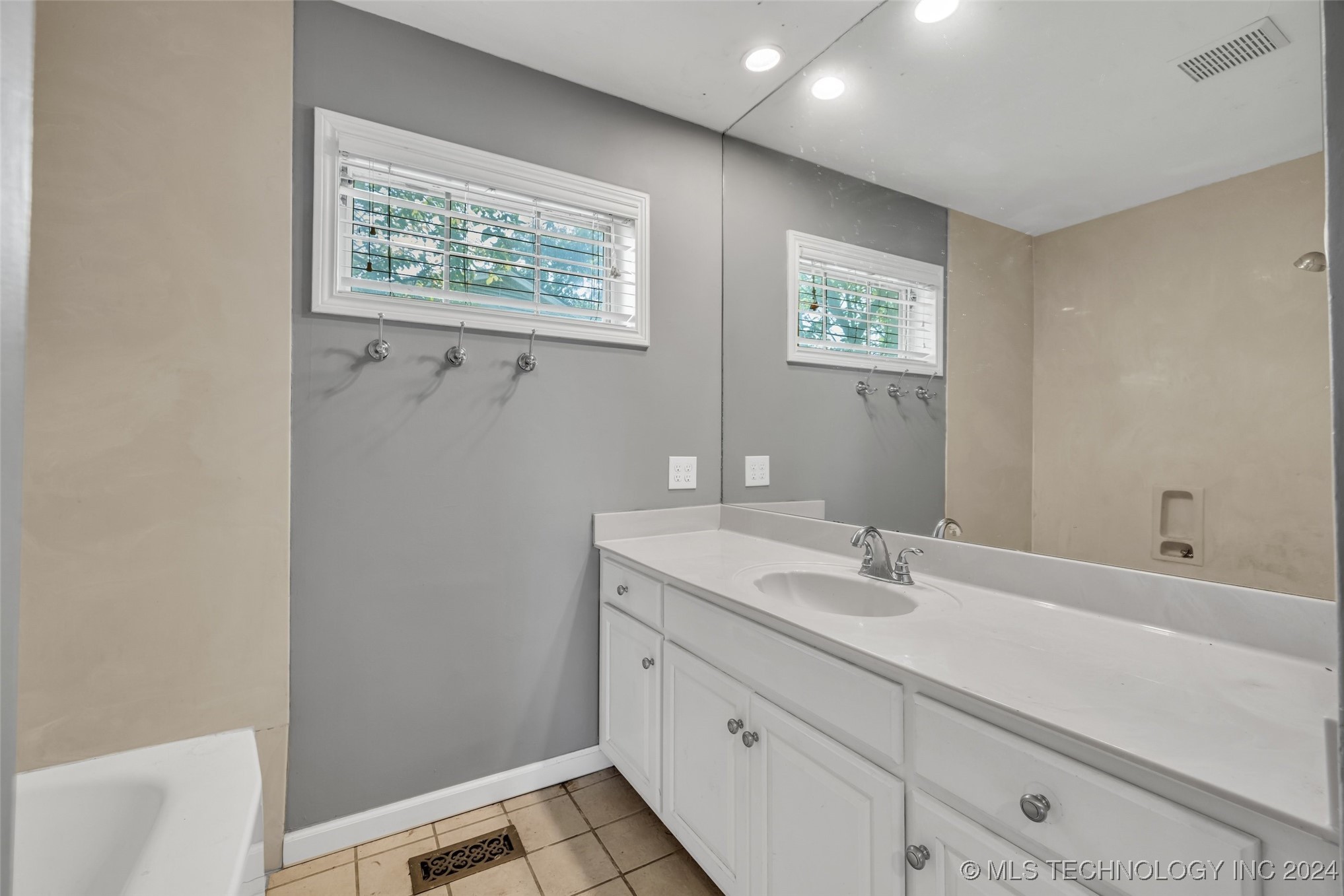 4576 E 38th Place