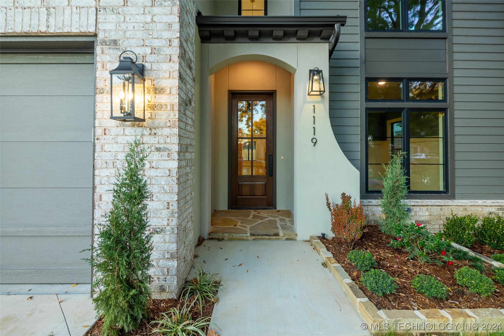 1119 N 36th Place