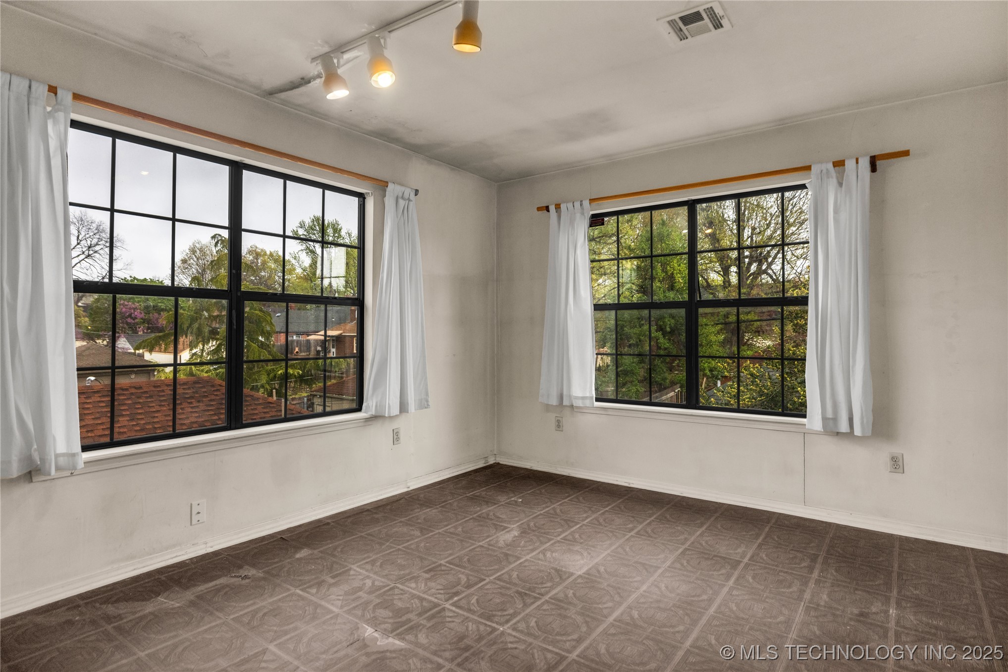 1607 S Delaware Place