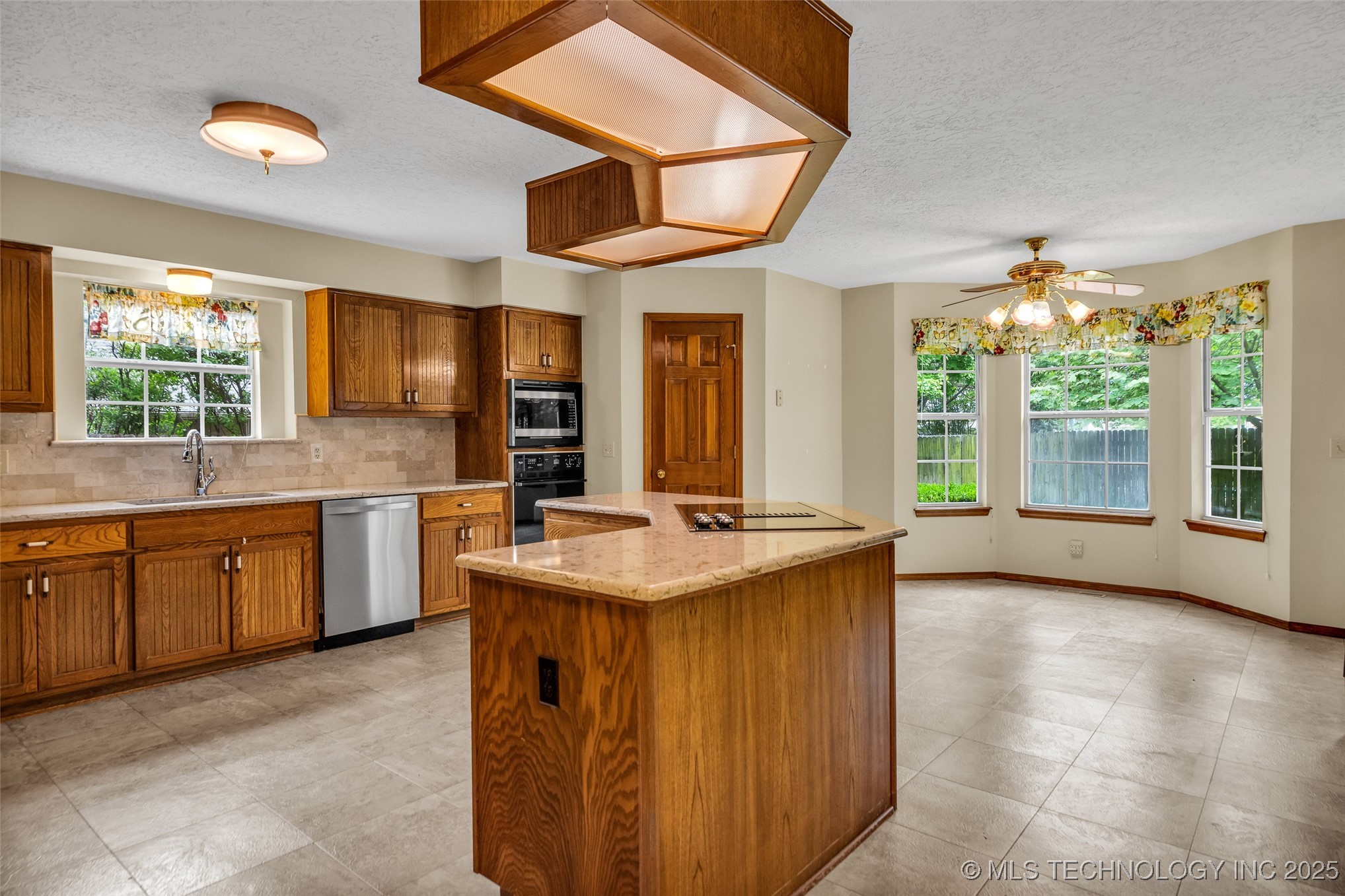 2205 W Vicksburg Street