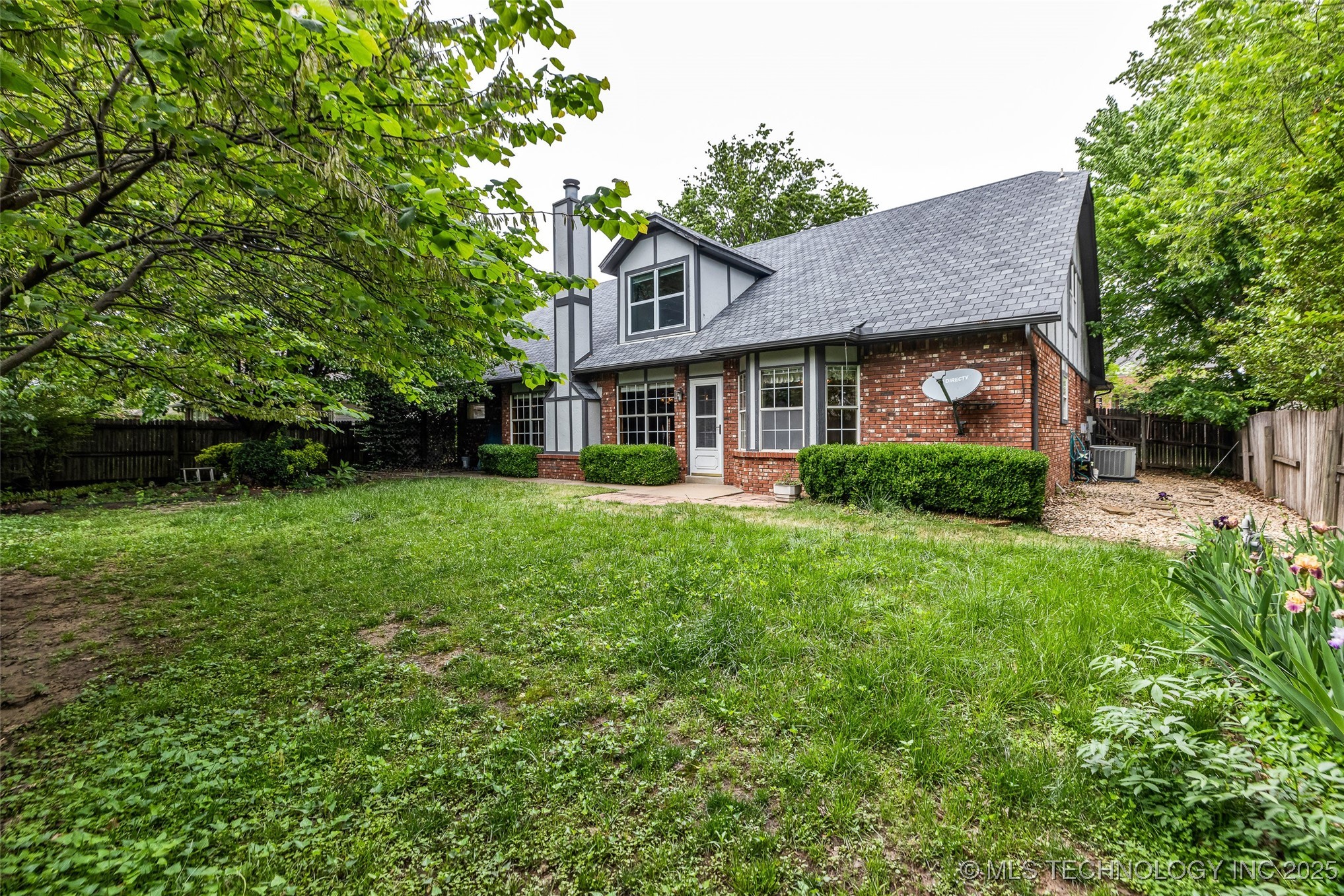 2205 W Vicksburg Street