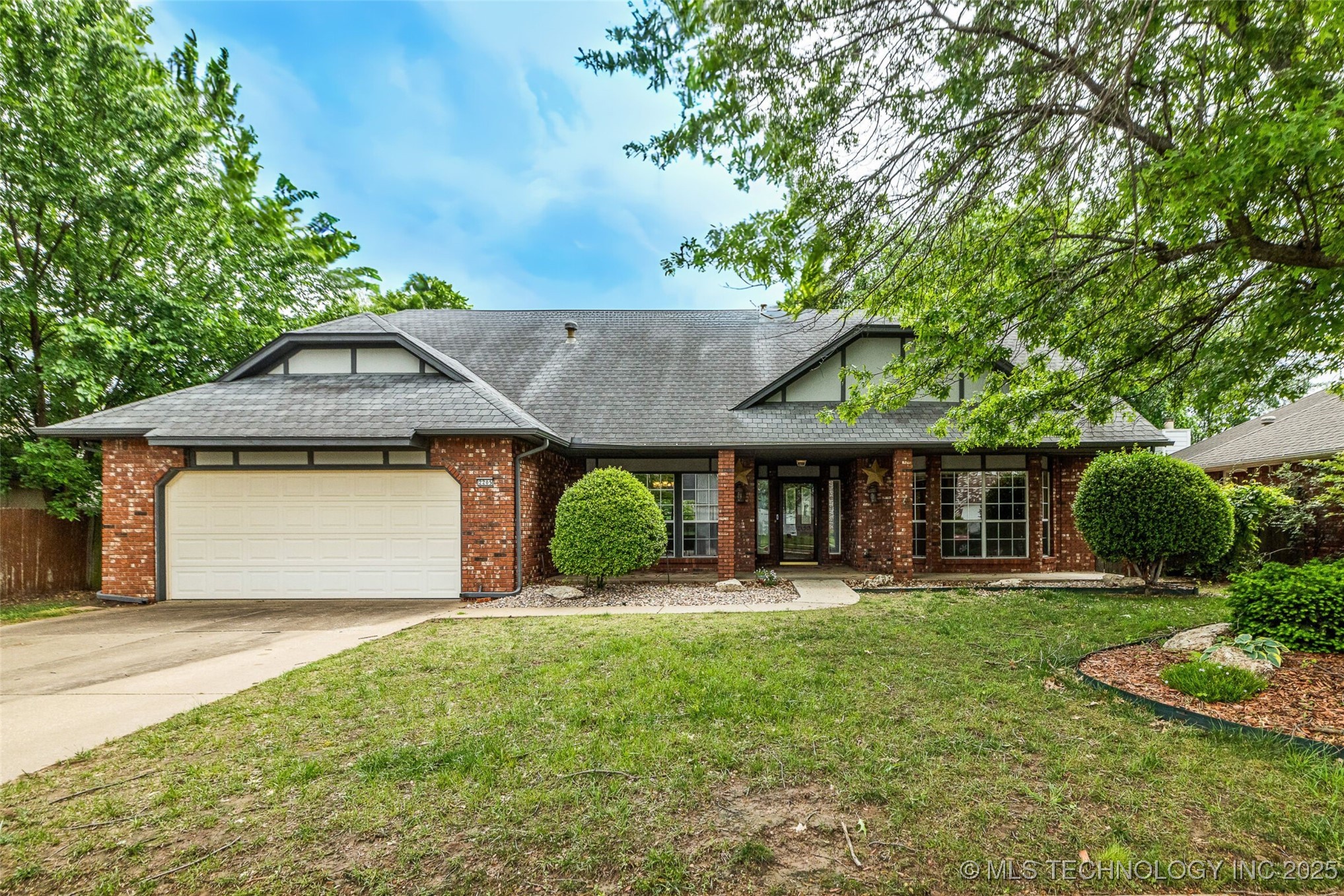 2205 W Vicksburg Street