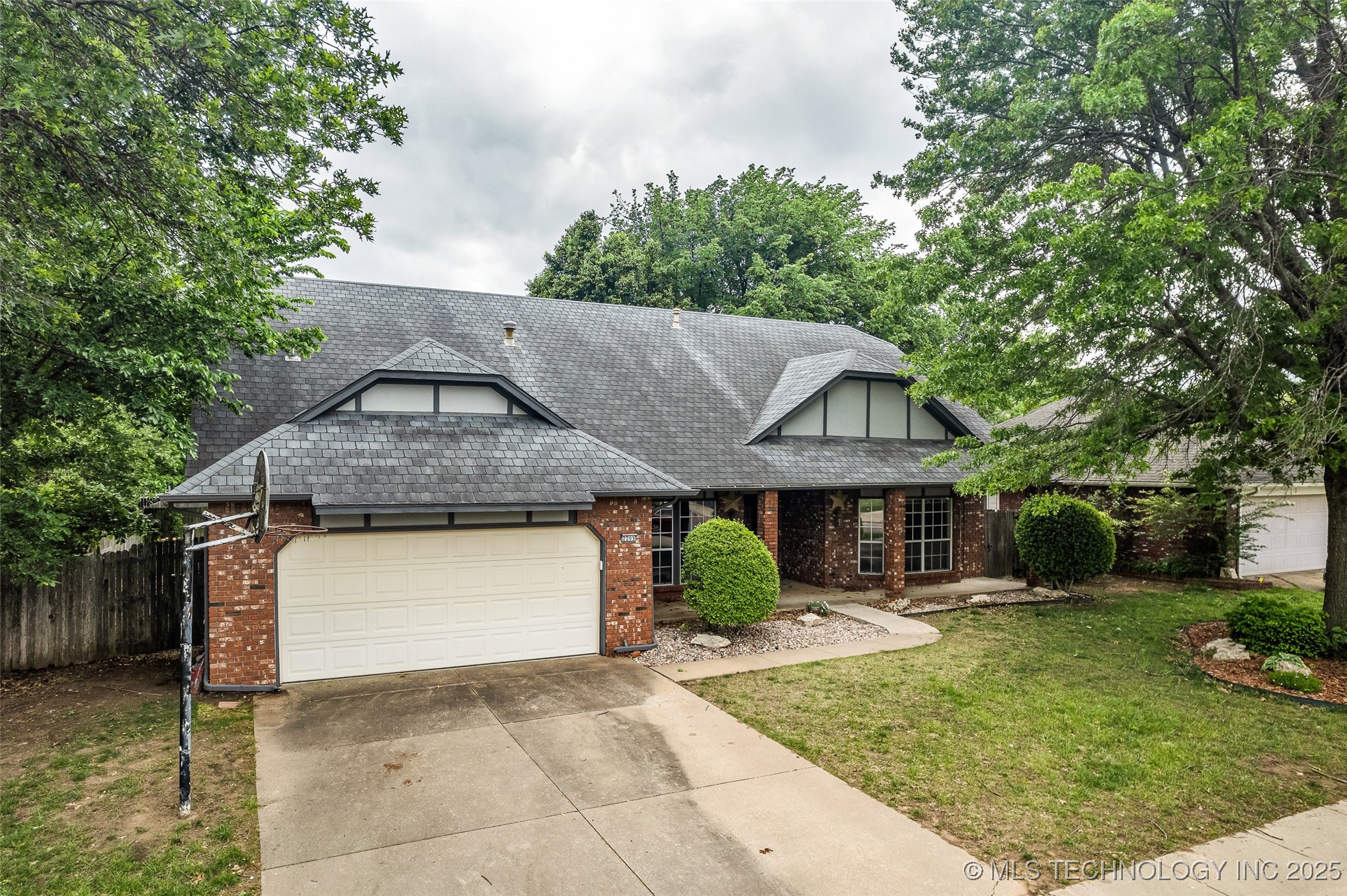 2205 W Vicksburg Street