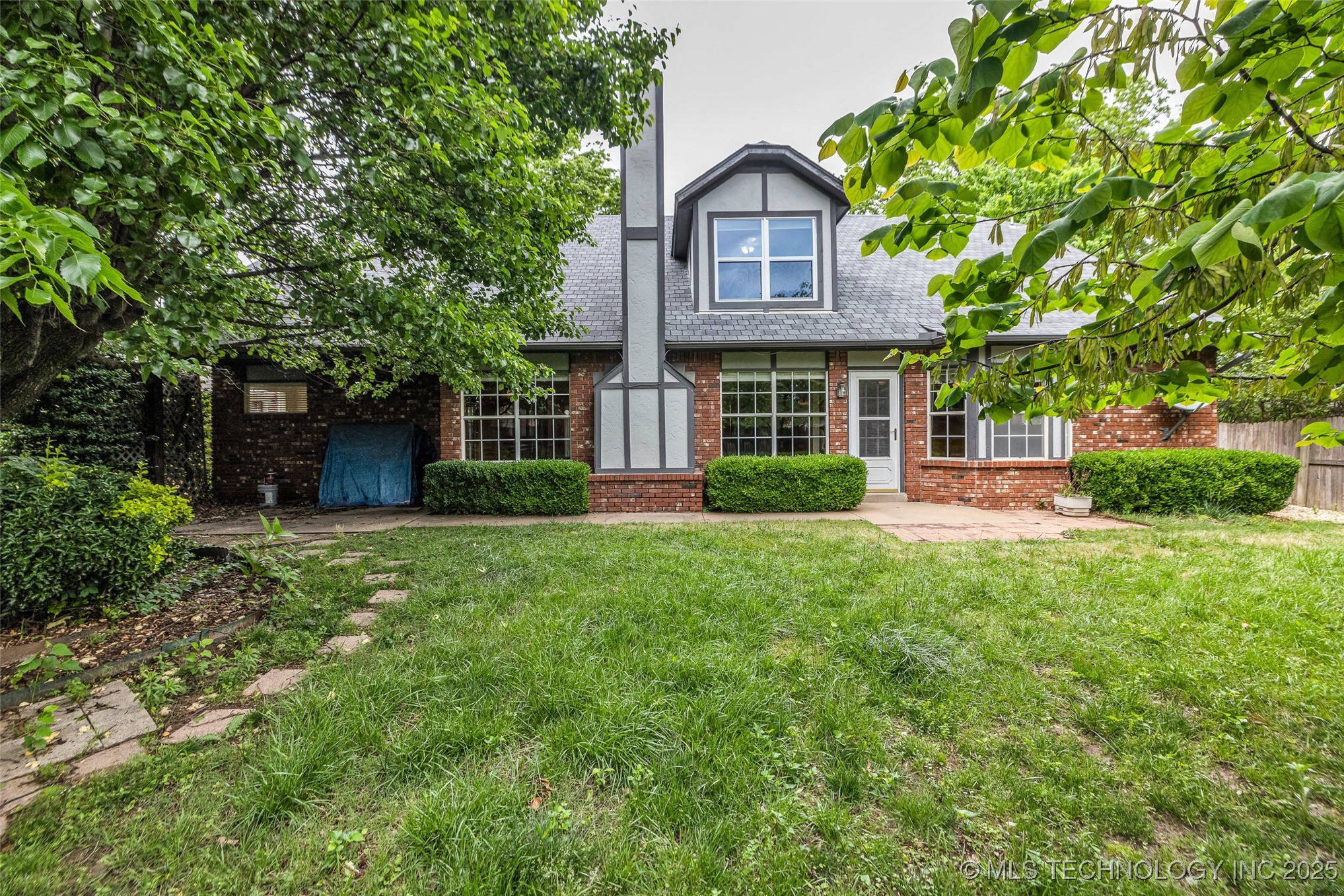 2205 W Vicksburg Street