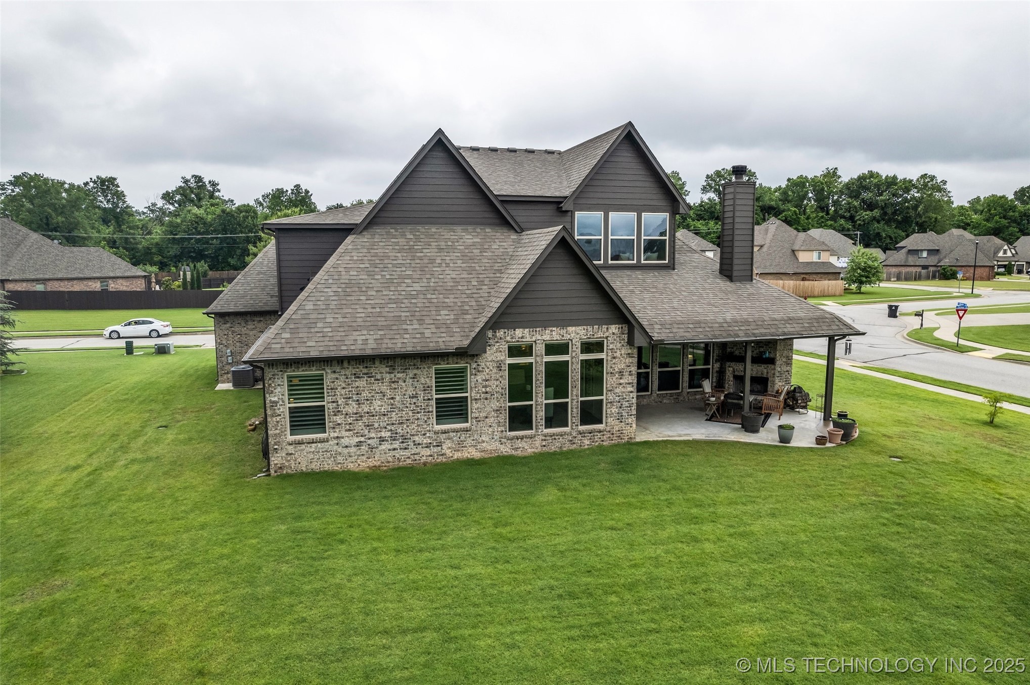 6808 S Chestnut Avenue