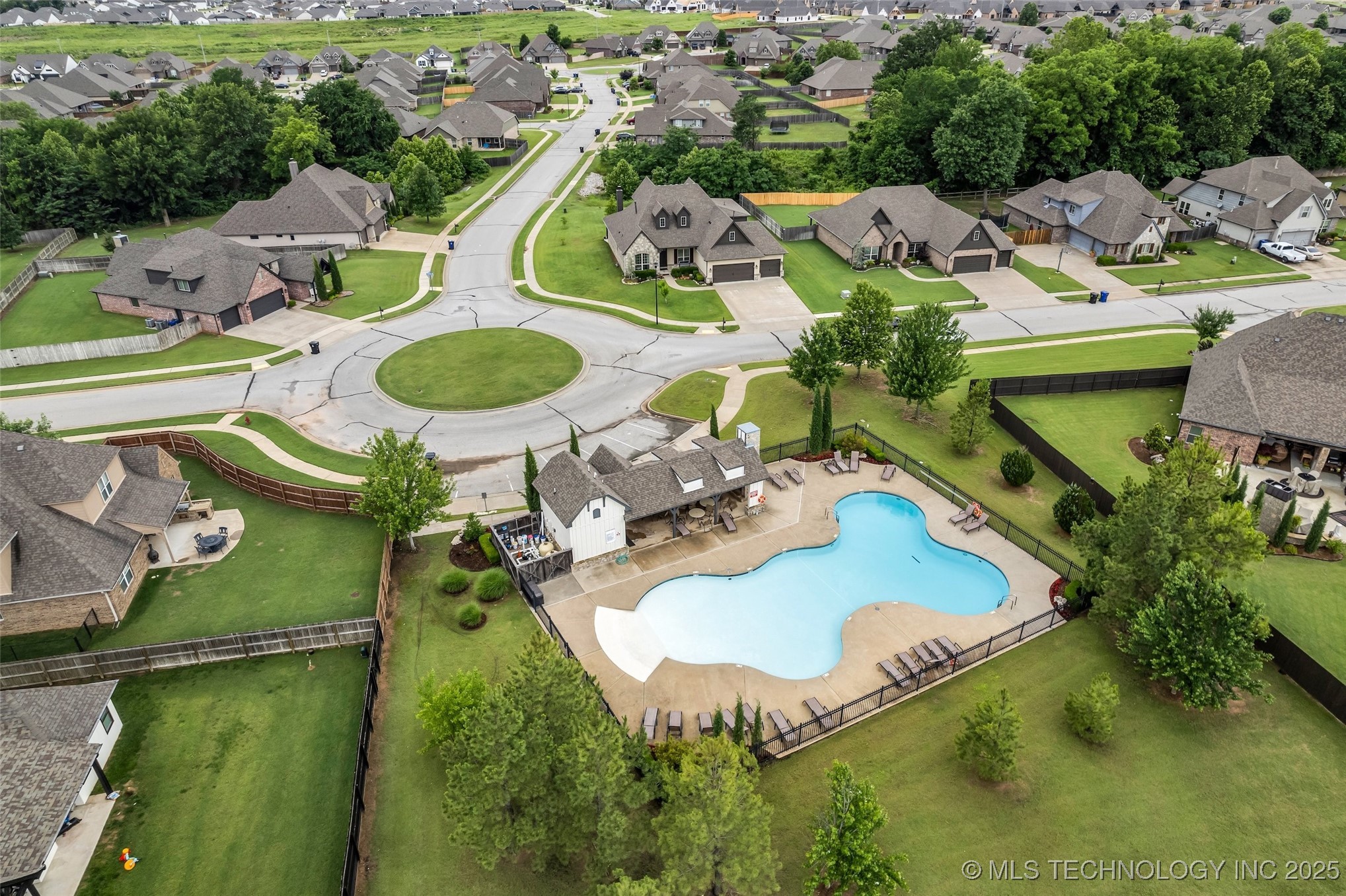 6808 S Chestnut Avenue