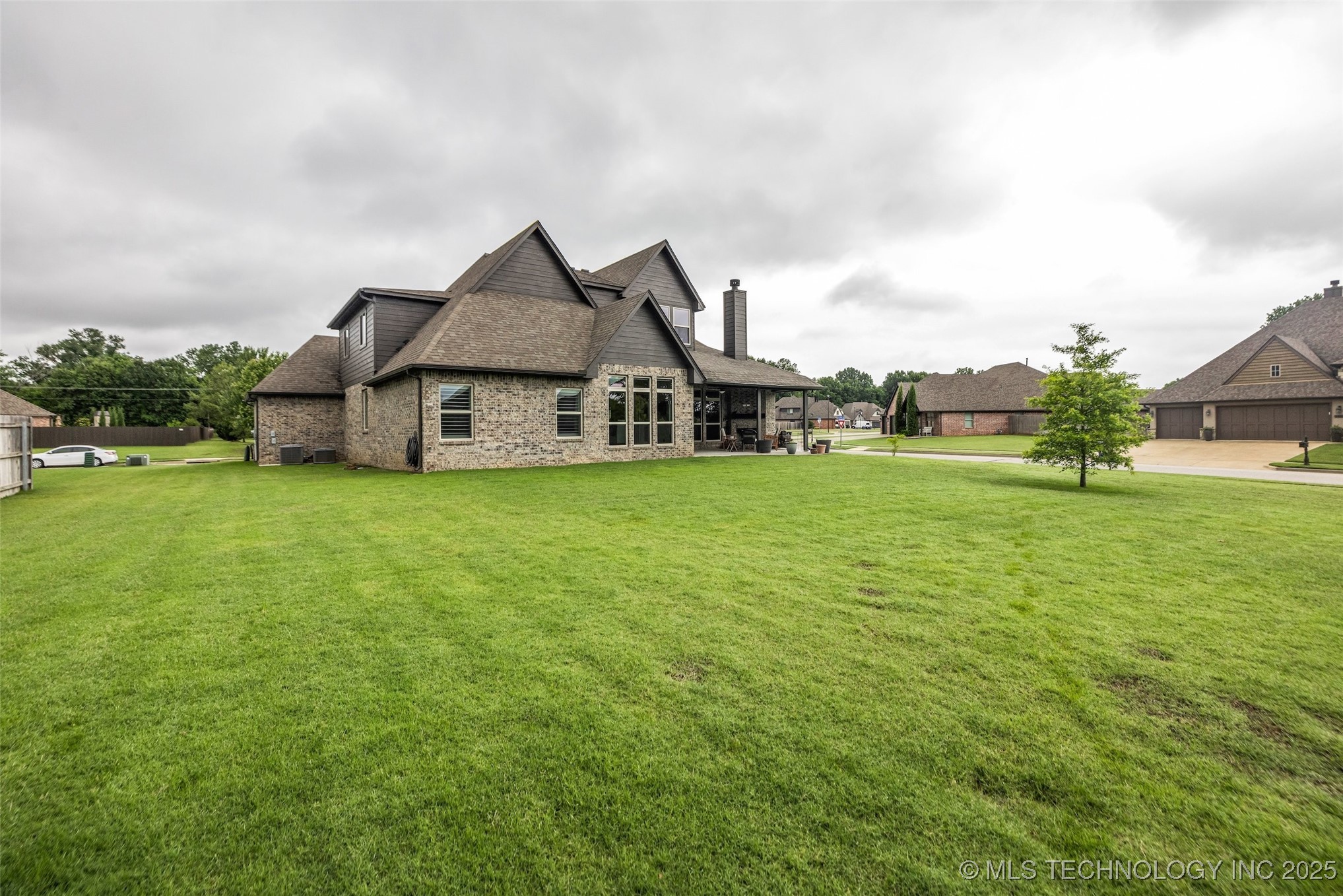 6808 S Chestnut Avenue